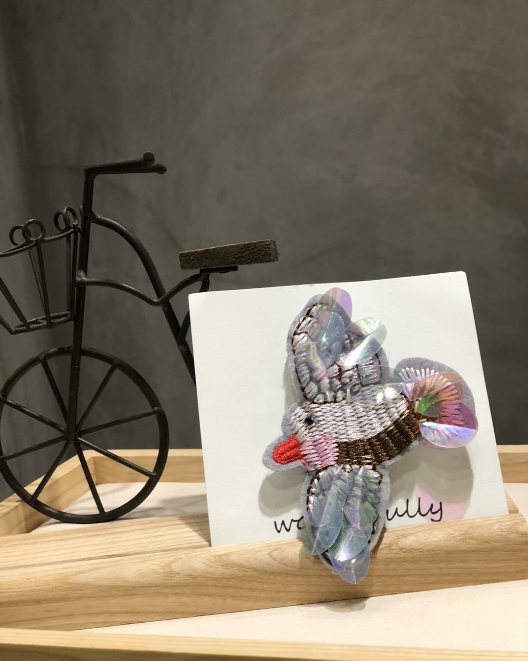 【閃亮亮的亮片粉色鳥兒別針】（現貨）