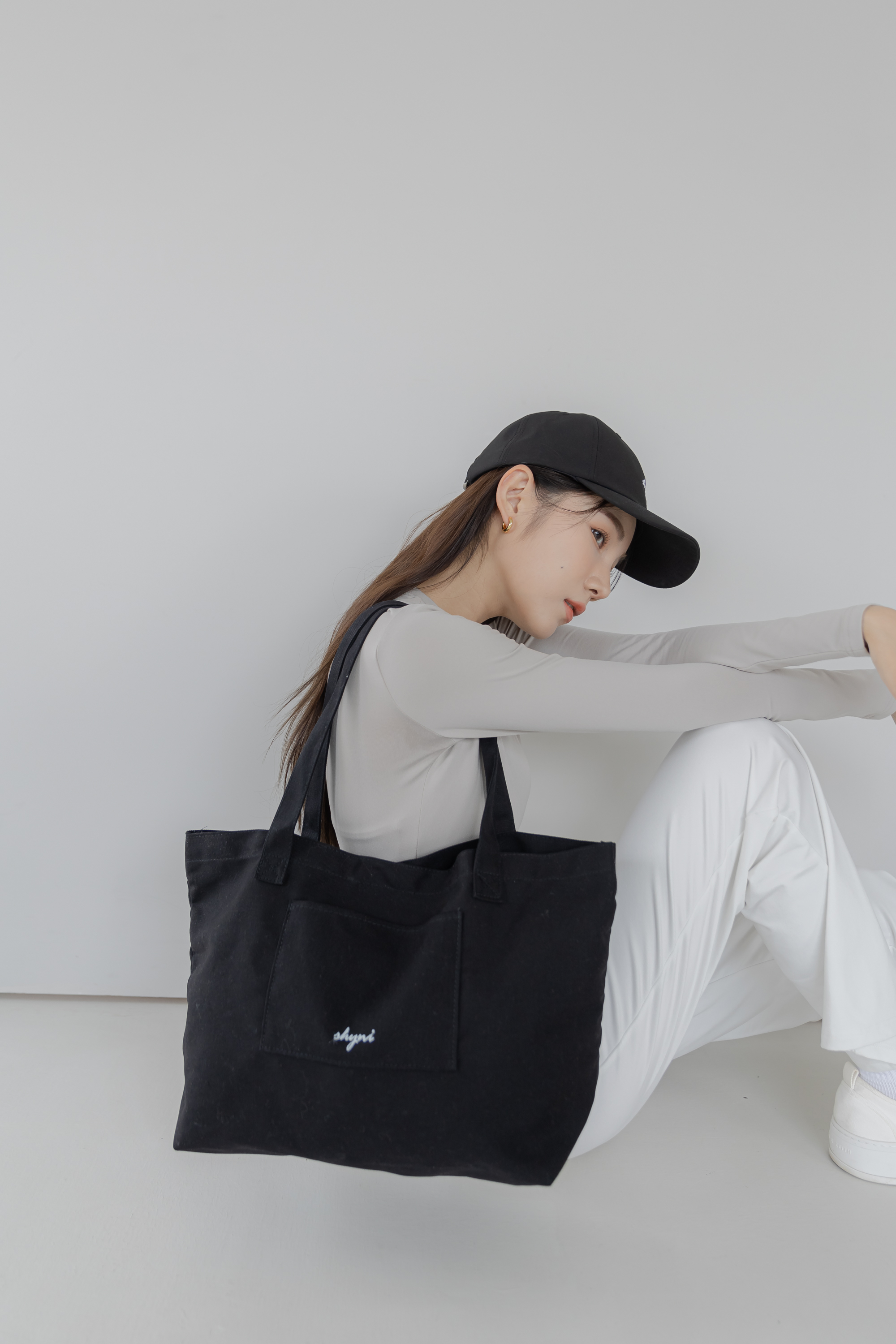 Shyni Embroidery Tote Bag- Black