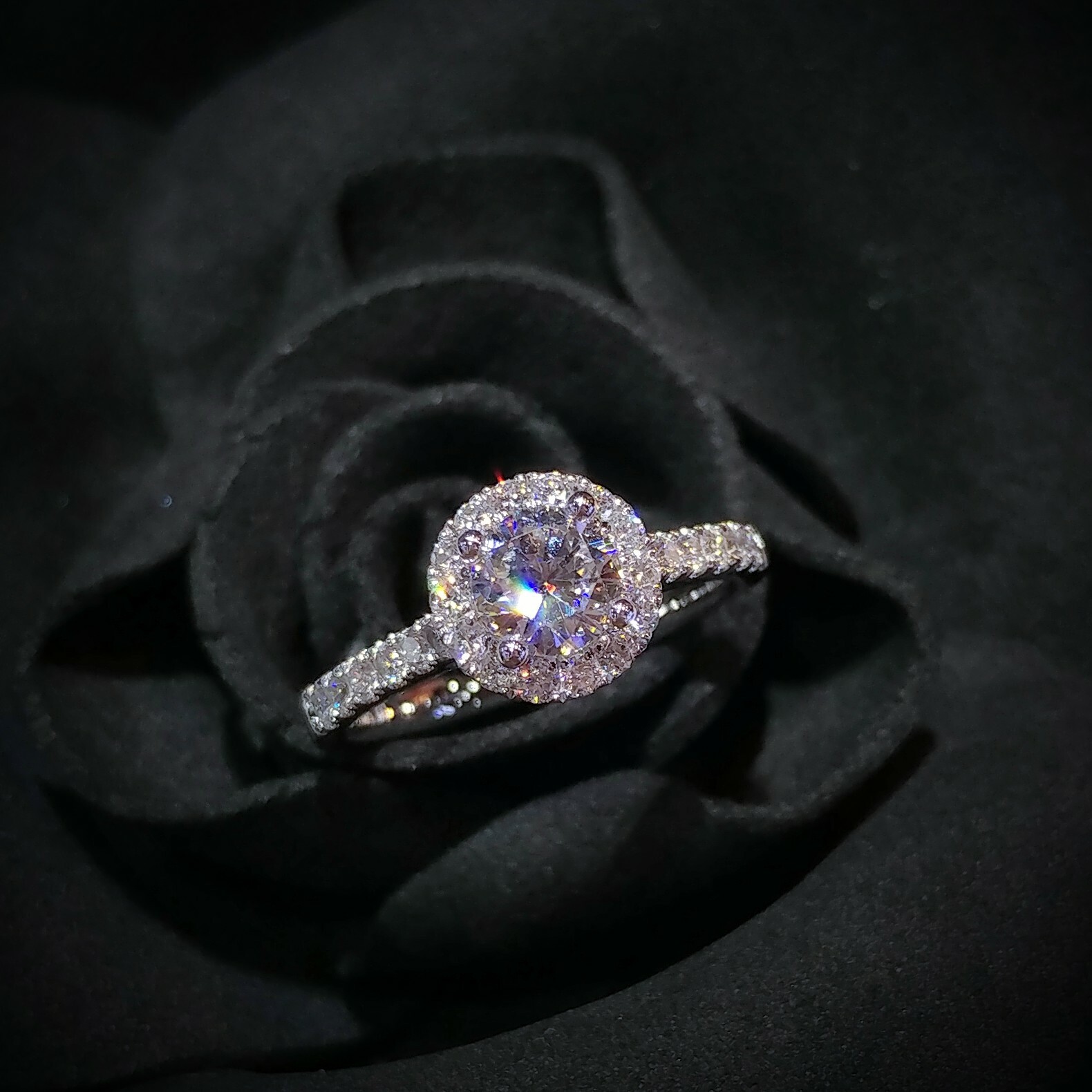 全新18K白金【單粒50份鑽石】配小鑽共88份鑽石戒指