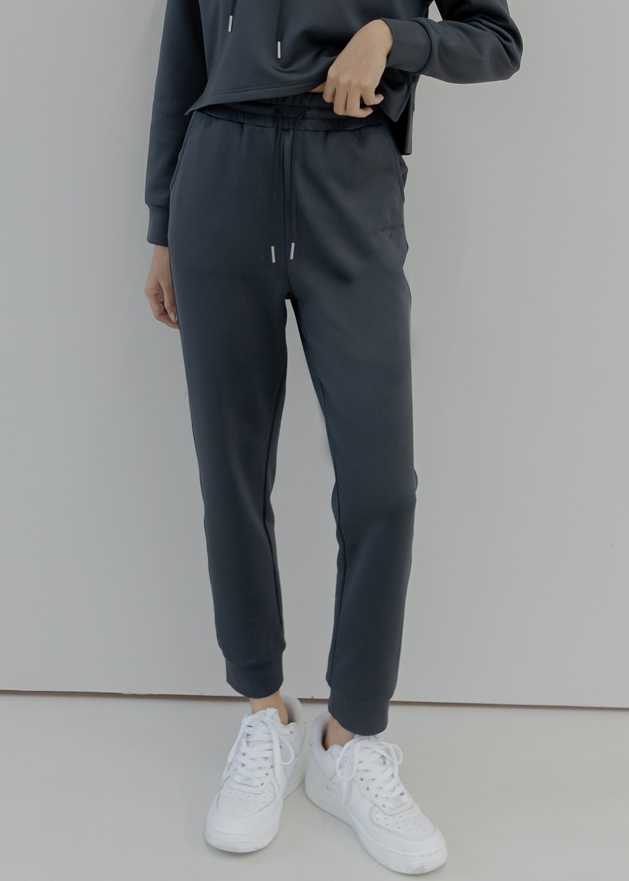 內刷毛刺繡修身長褲- Carbon Black