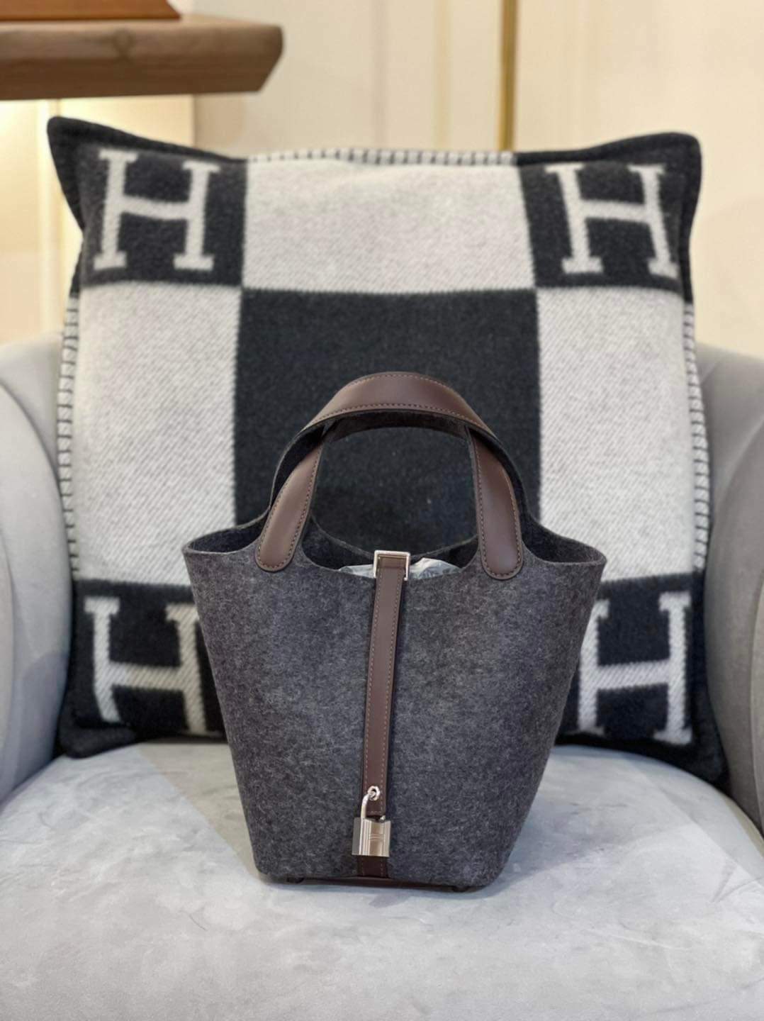 Hermès Picotin 18 羊氈皮 HK$19,XXX 詳情請PM我哋 (HK$2,000 立即落訂)