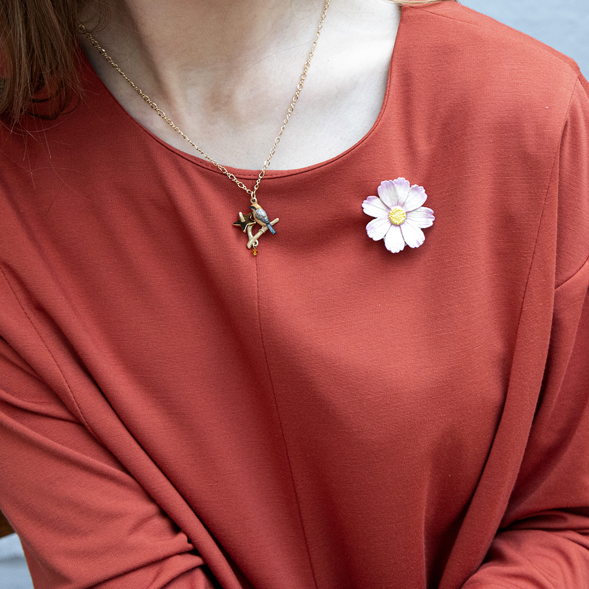 [已停產] 淡紅色波斯菊胸針