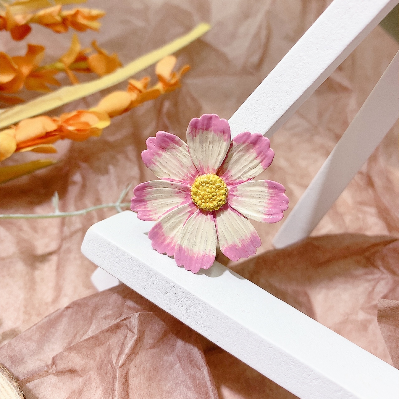 [已停產] 淡紅色波斯菊胸針