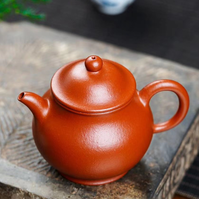 【高潘壺】-- 此壺輪廓清晰，線條流暢。壺鈕為一圓珠，豐潤圓滿，精氣神十足。