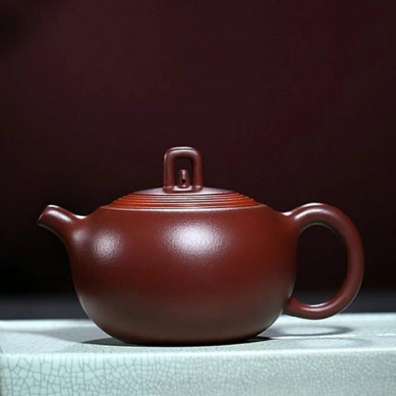【喜盈門】-- 此壺壺型設計精巧別緻，嵌蓋之上的圈紋增加層次感。
