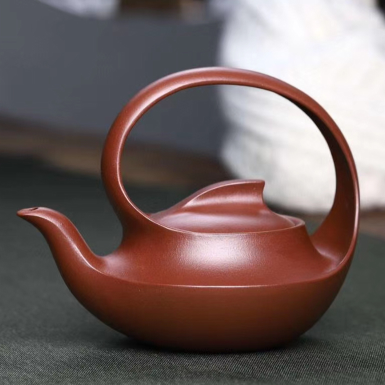 【曲壺】-- 一脈紫泥承古韻，半彎曲線見天工。