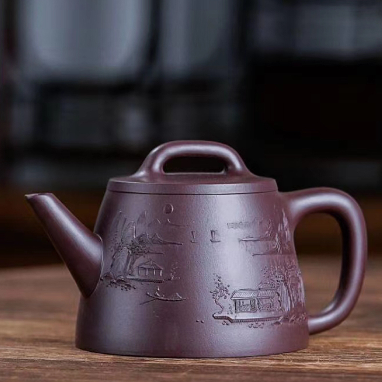 【山水金鐘】-- 壺身採用堆繪工藝進行裝飾，山水堆繪精緻細膩。