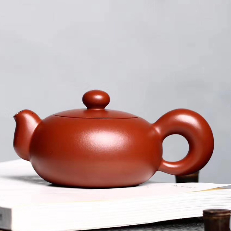 【貴妃西施】-- 家藏大紅袍配上圓潤的壺把，讓人初看就非常舒服