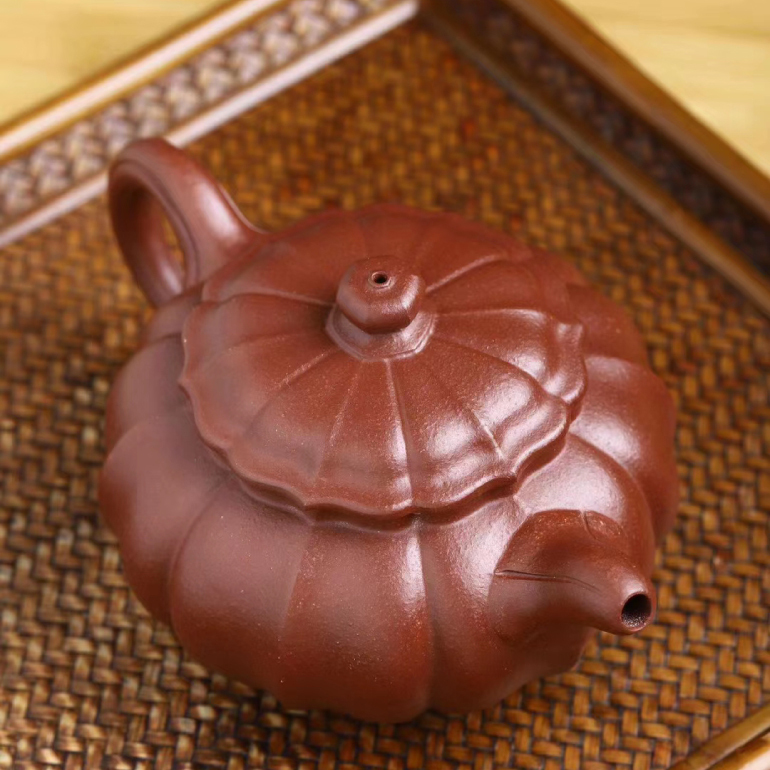 【筋紋宮燈】--此壺做工精湛，筋紋線條明瞭清晰，壺型經典！