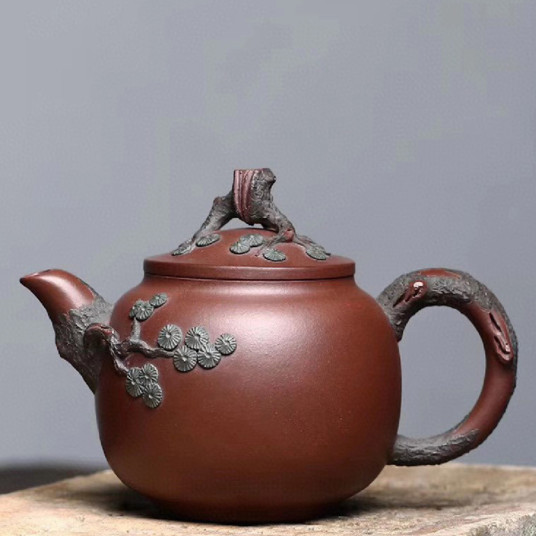 針生清司　銅壺 松針】-- 松樹在中國文化中象徵著堅韌與長壽，還是一種精神象徵。