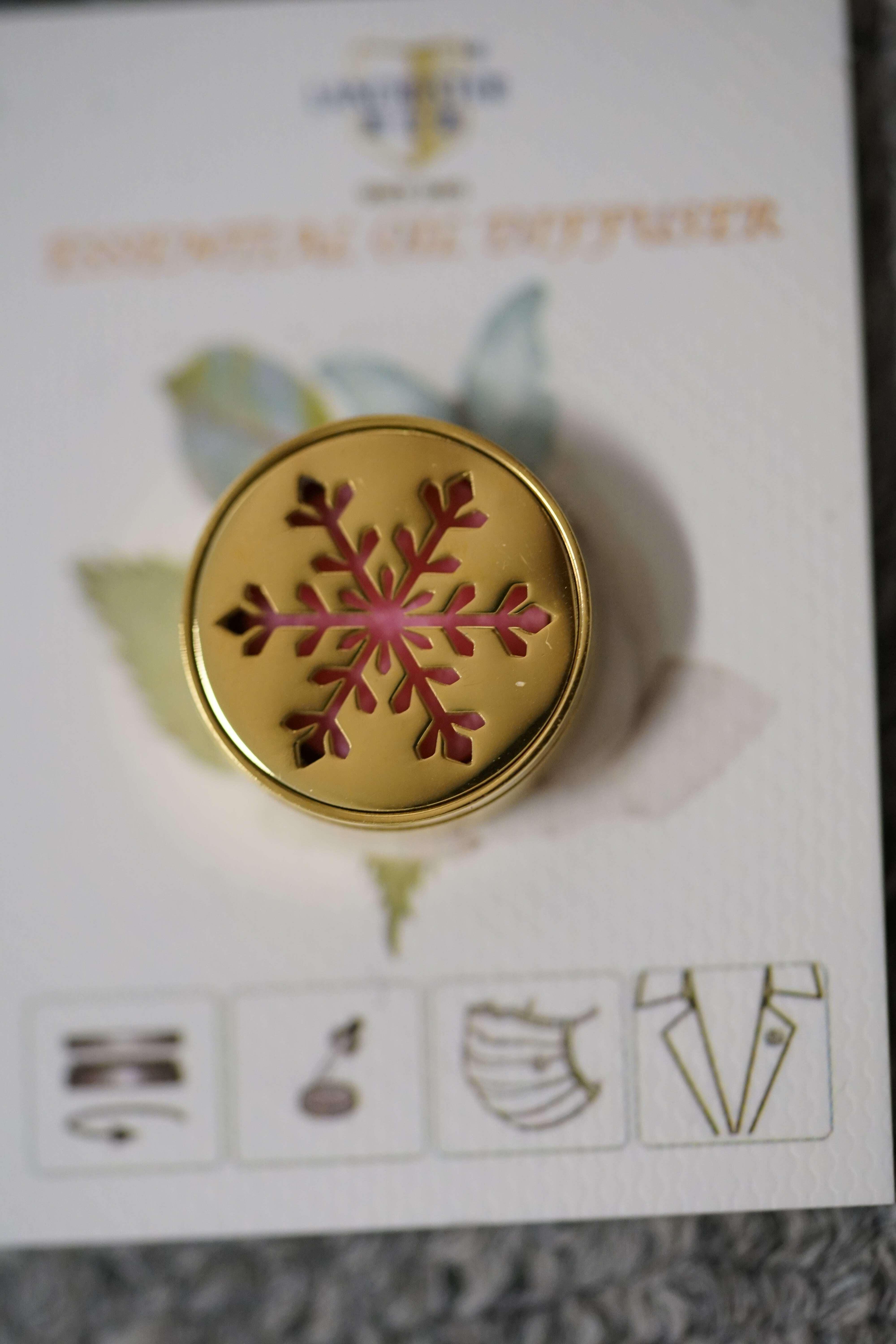 15mm 雪花 圖案香薰扣 香精油釦 精油飾物 口罩/衣領適用 磁石釦 口罩香薰夾 (金色)(連12片顏色隨機的可重用棉片)(隨機送上口罩3片)