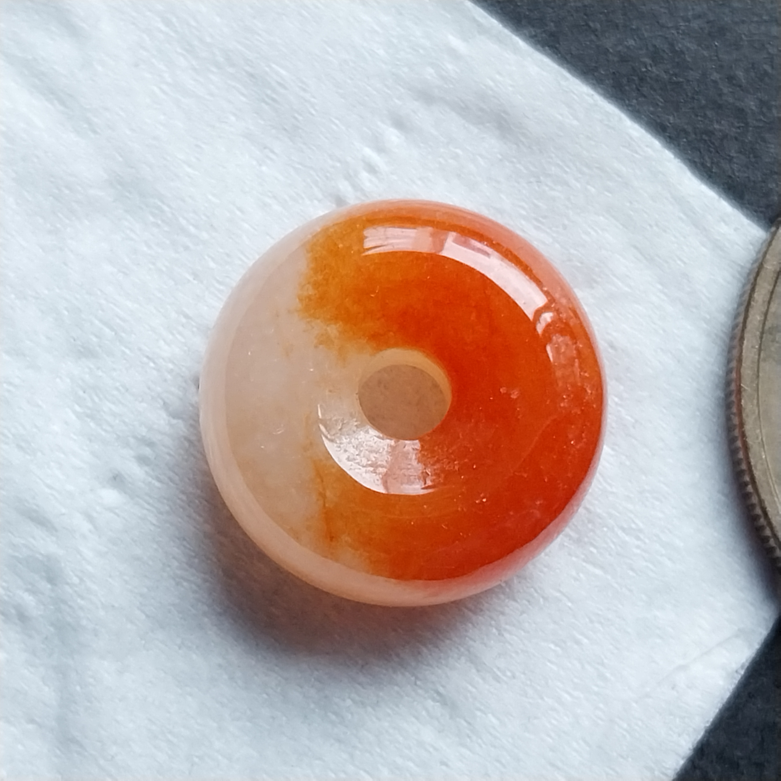 J1830 冰紅白平安扣 (14.6mm直徑)