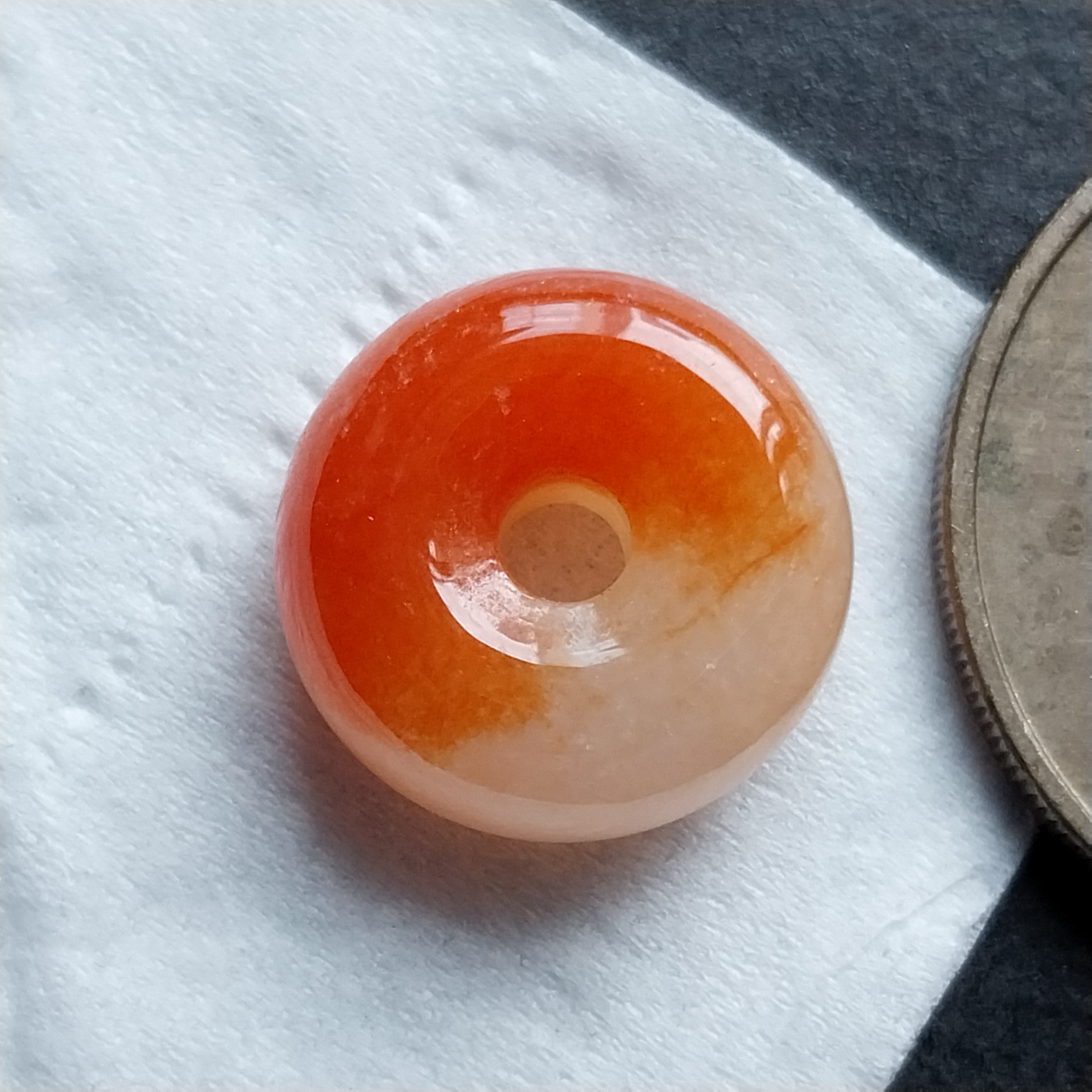 J1830 冰紅白平安扣 (14.6mm直徑)