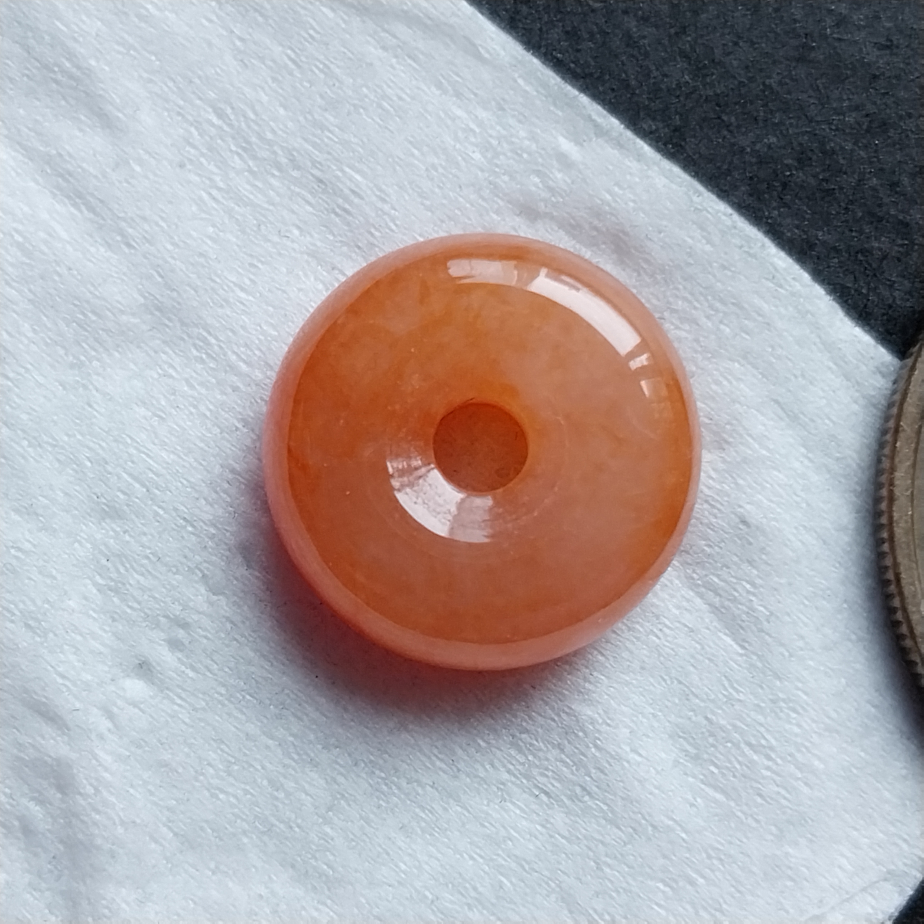 J1831 冰紅白平安扣 (13.3mm直徑)