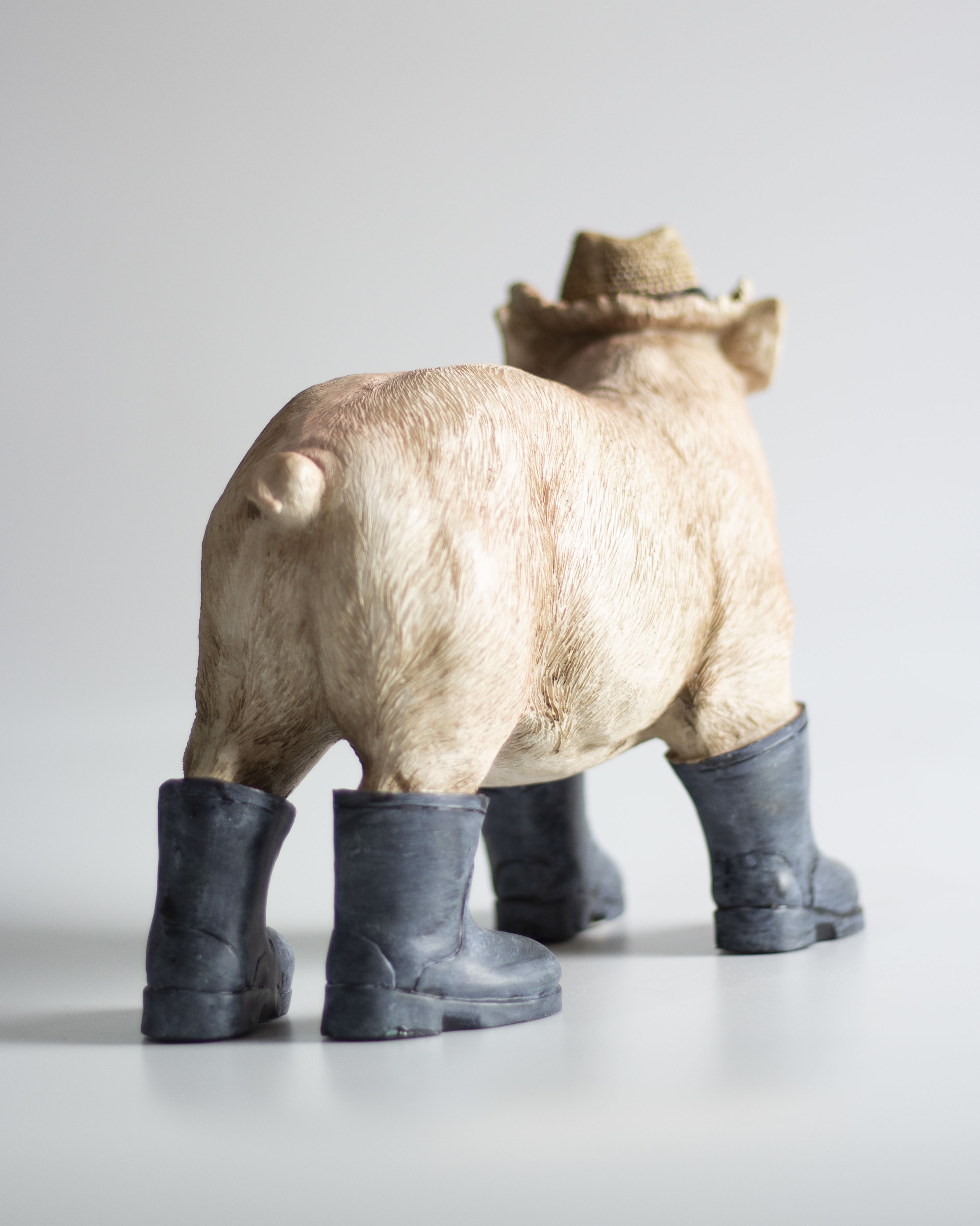 黑鞋豬擺件-站立