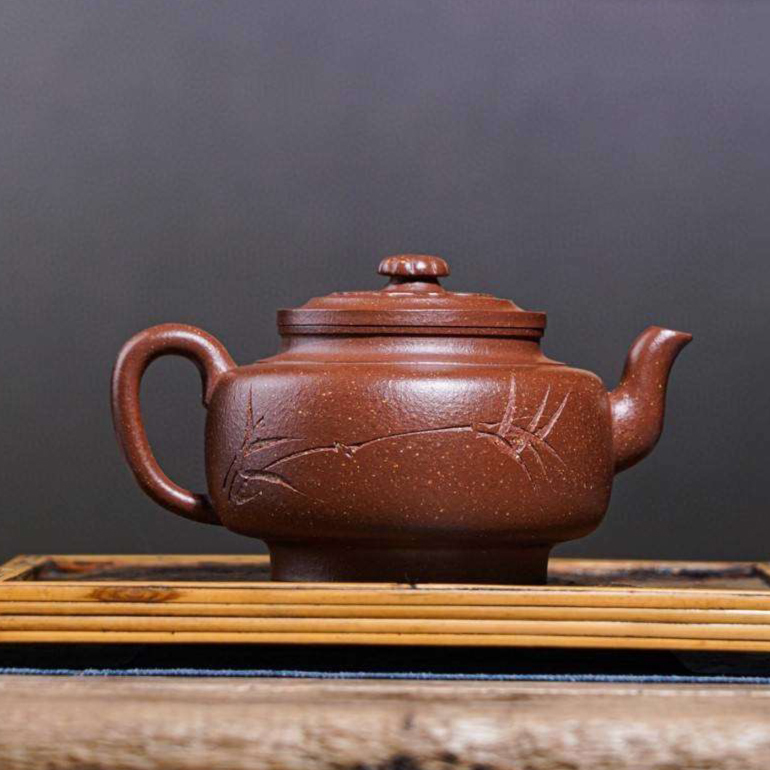 【宮燈】此壺通體貫穿如意紋飾，典雅藝美，包涵祝福之意！