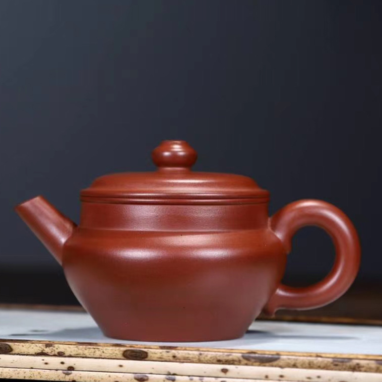 【憶古壺】- 壺身敦實沉穩，上收至頸。直流出水，乾淨利落。