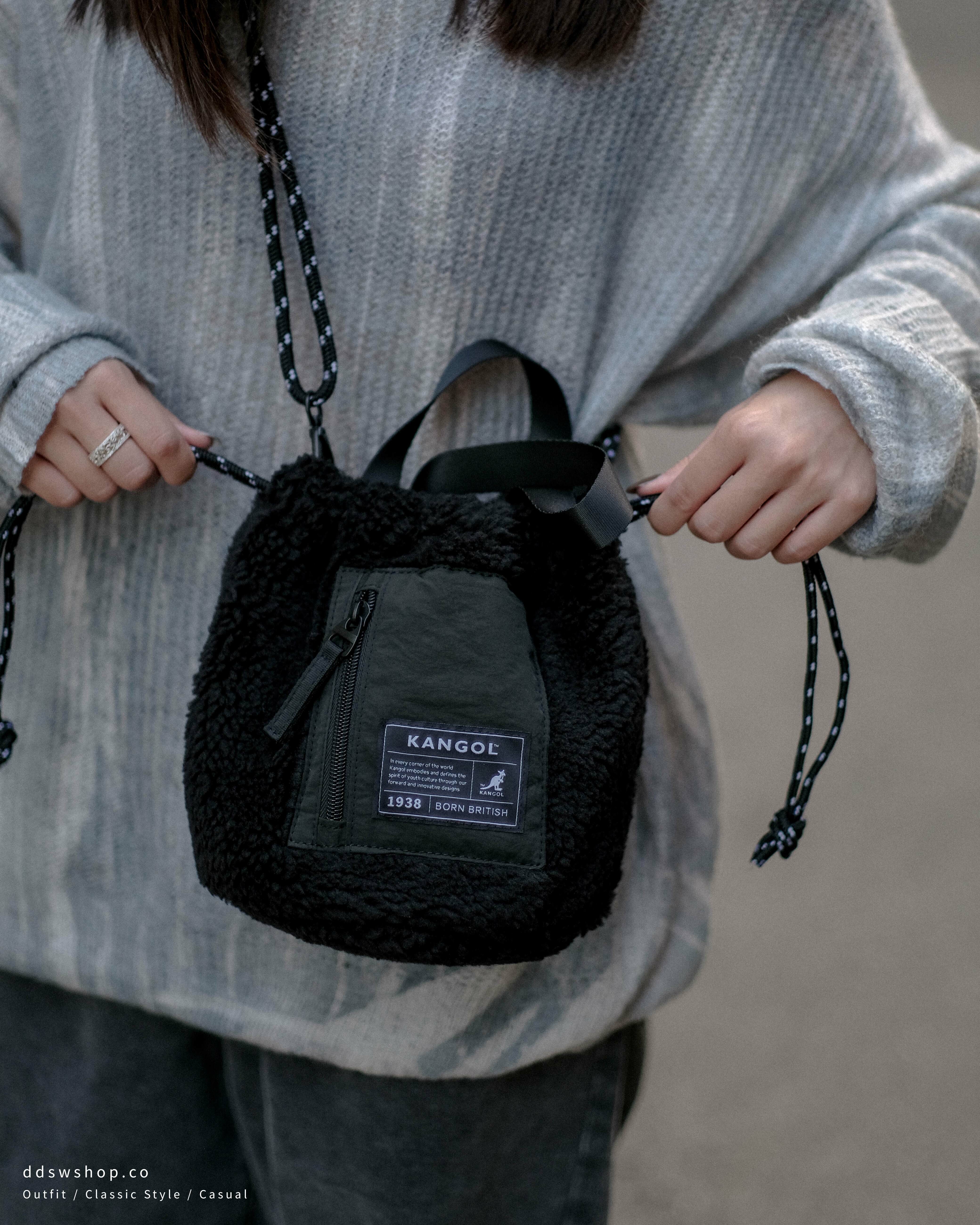 Kangol 袋鼠 包包 水桶包 側背 肩背 手提 羊羔毛 抽繩 束口 黑色 白色