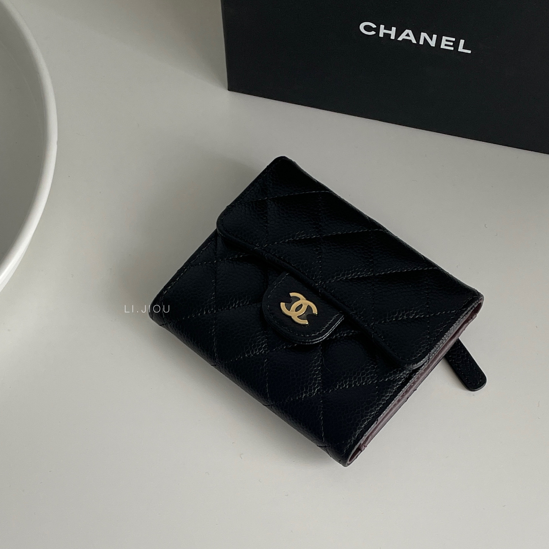 Chanel 經典黑金荔枝皮三折短夾