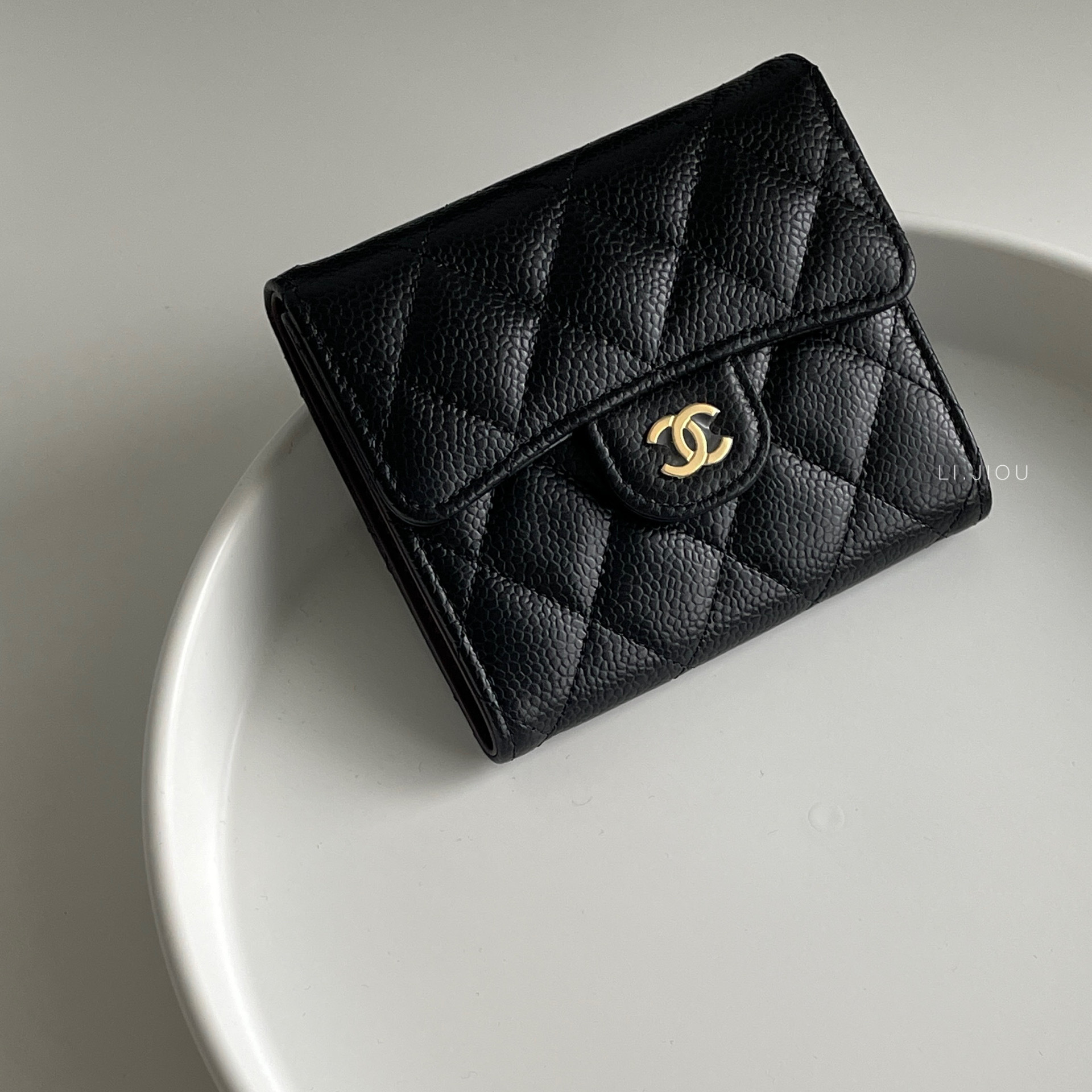 Chanel 經典黑金荔枝皮三折短夾