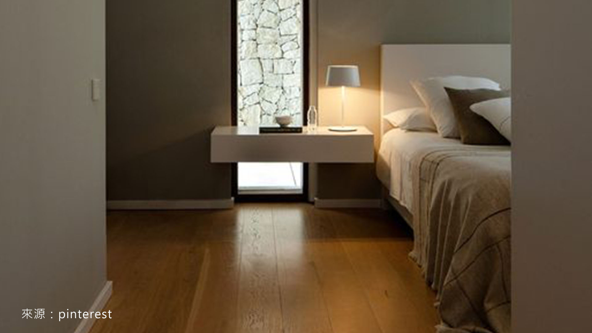 在準備入睡時，如果能保持室內是全黑的情況，可以促進大腦分泌褪黑激素，提升睡眠品質。因此臥室窗外如果有招牌、霓虹燈等光害，建議選擇遮光度較高的窗簾來阻擋，睡眠才不會被刺激光線影響。