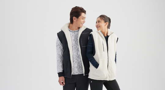 穿著背心的男女