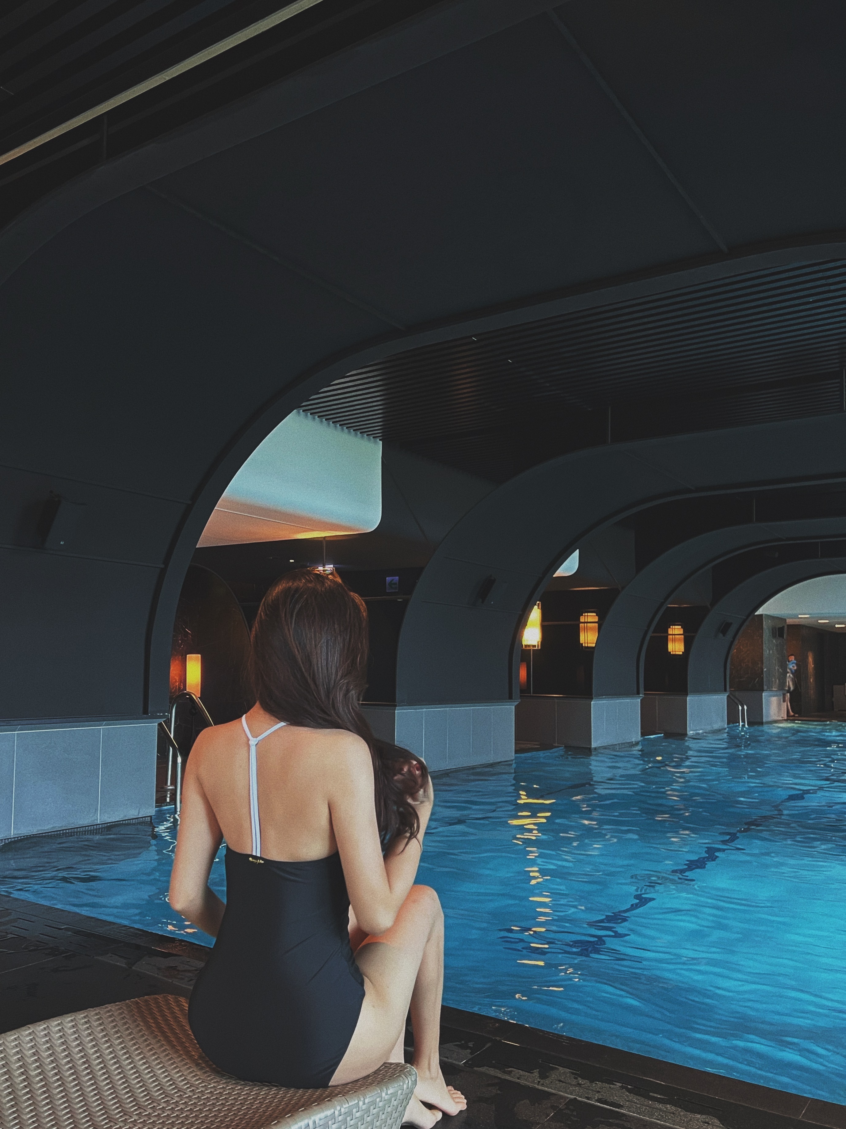 Shaping  黑白撞色低胸連身泳裝