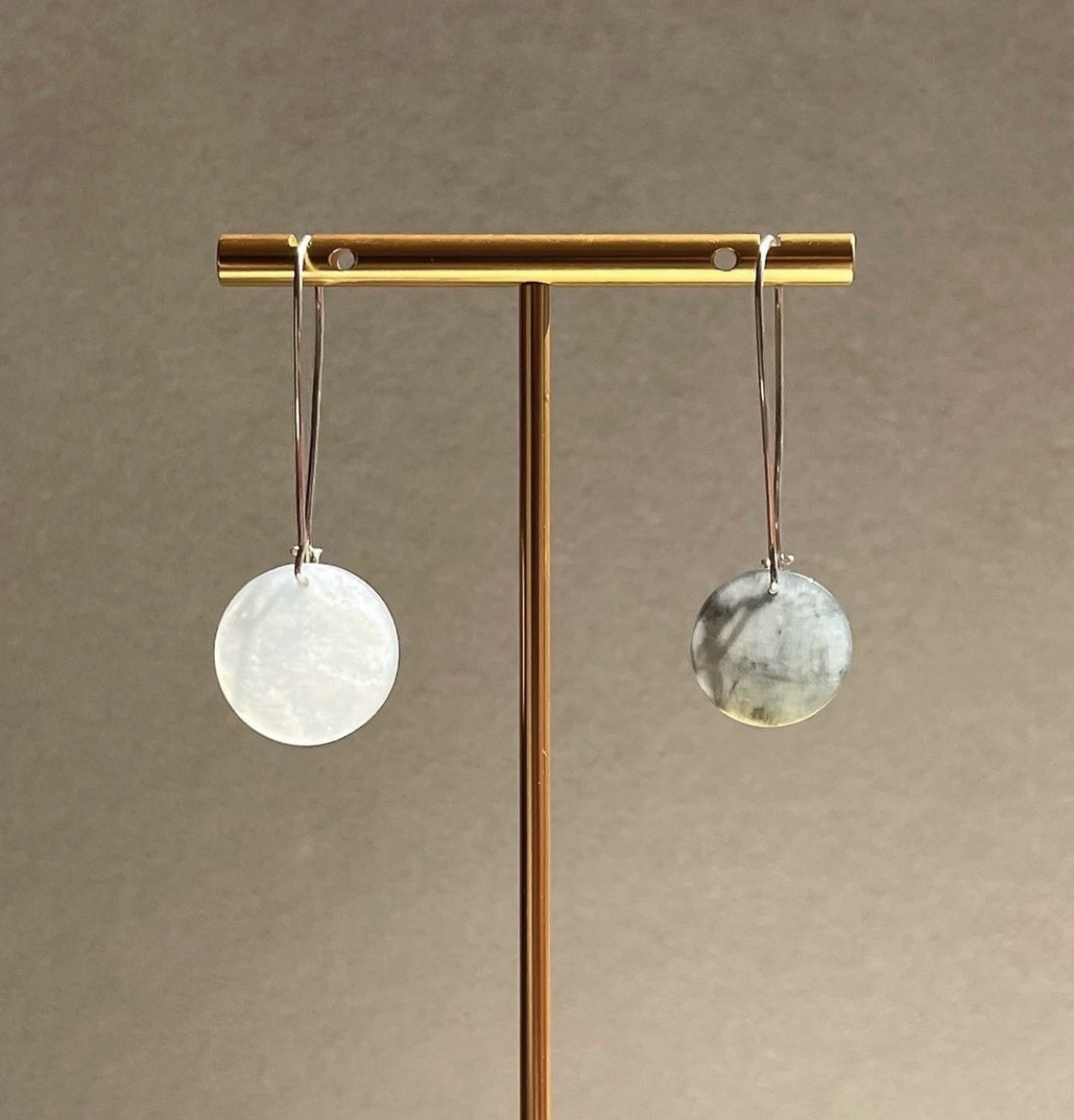 設計師系列白底飄花耳墜－日夜