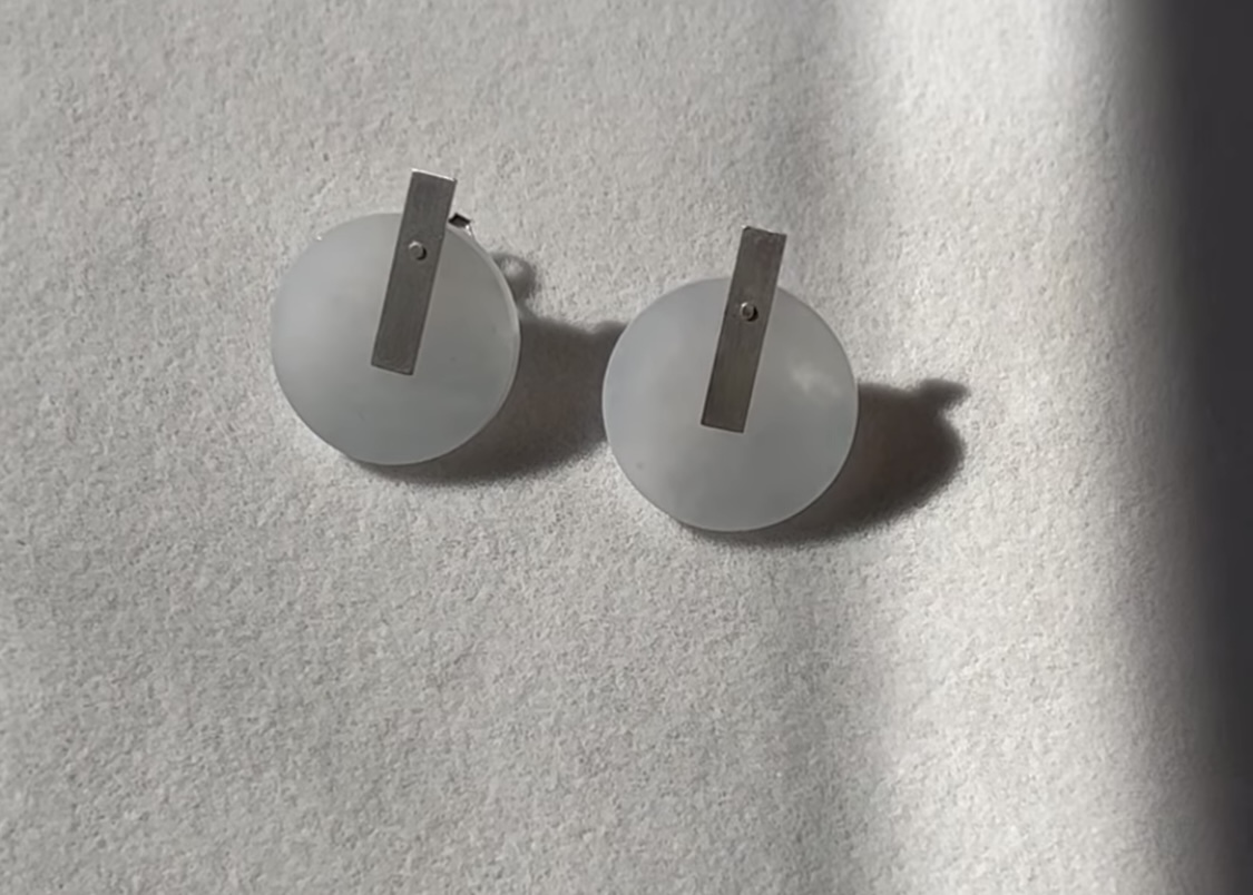 設計師系列白底飄花耳釘－滿月