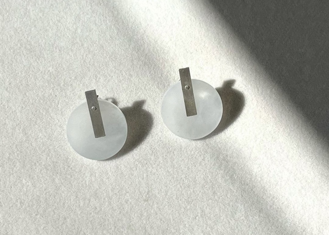 設計師系列白底飄花耳釘－滿月