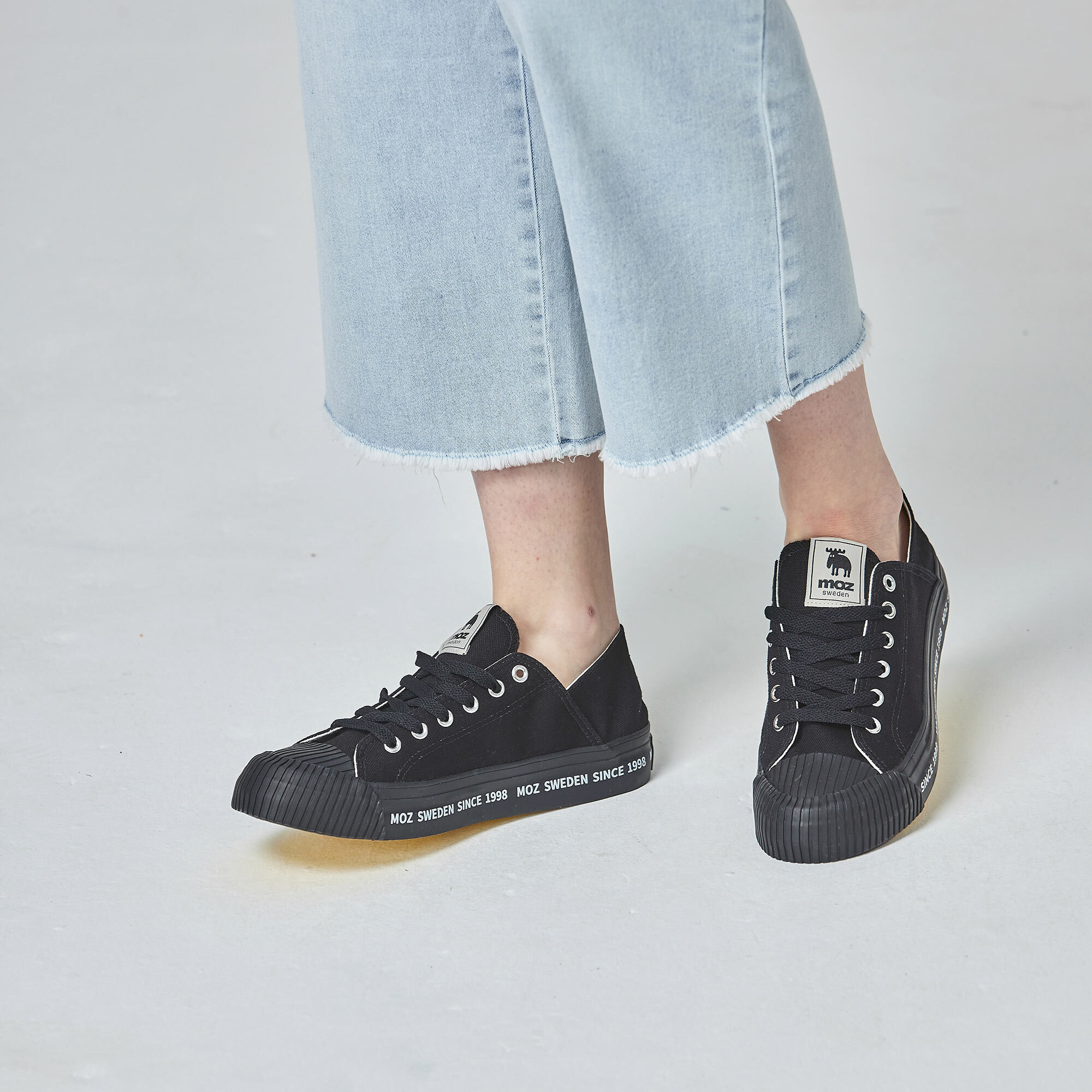 【惜福商品$899】【男女款】moz瑞典 駝鹿兩穿後踩餅乾鞋(黑) 字母鞋