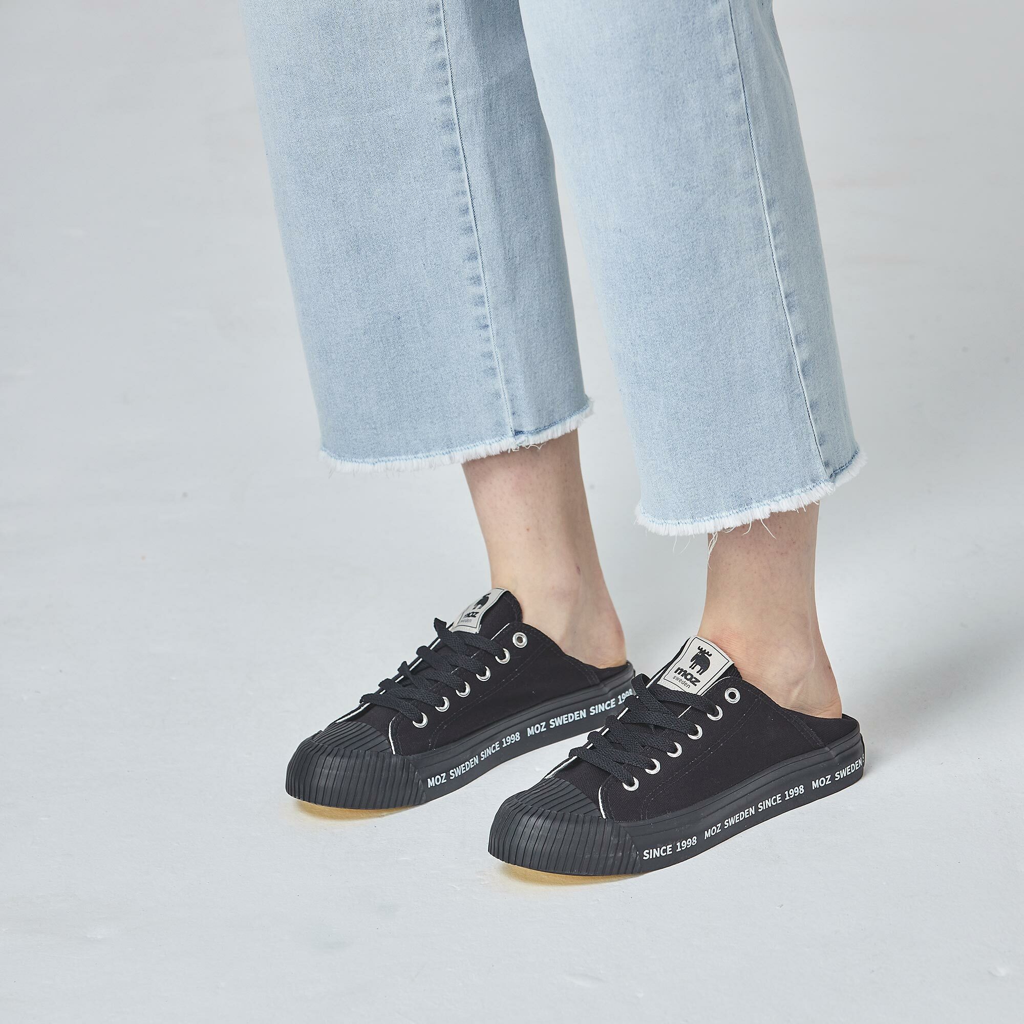 【惜福商品$899】【男女款】moz瑞典 駝鹿兩穿後踩餅乾鞋(黑) 字母鞋