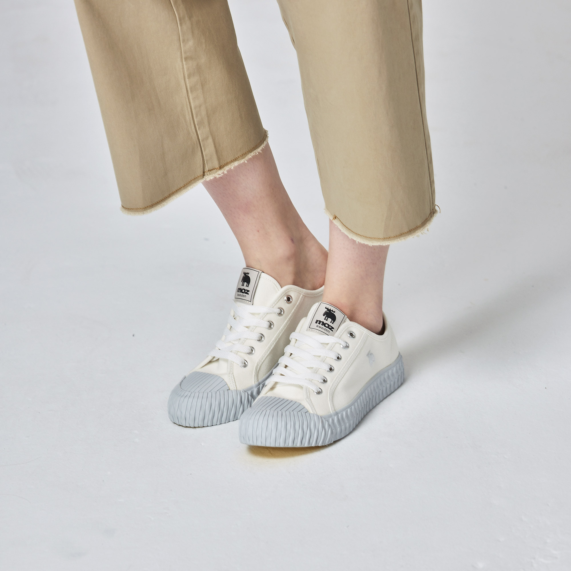 【惜福商品$699】moz瑞典 駝鹿綁帶式併色帆布餅乾鞋(大理石灰)