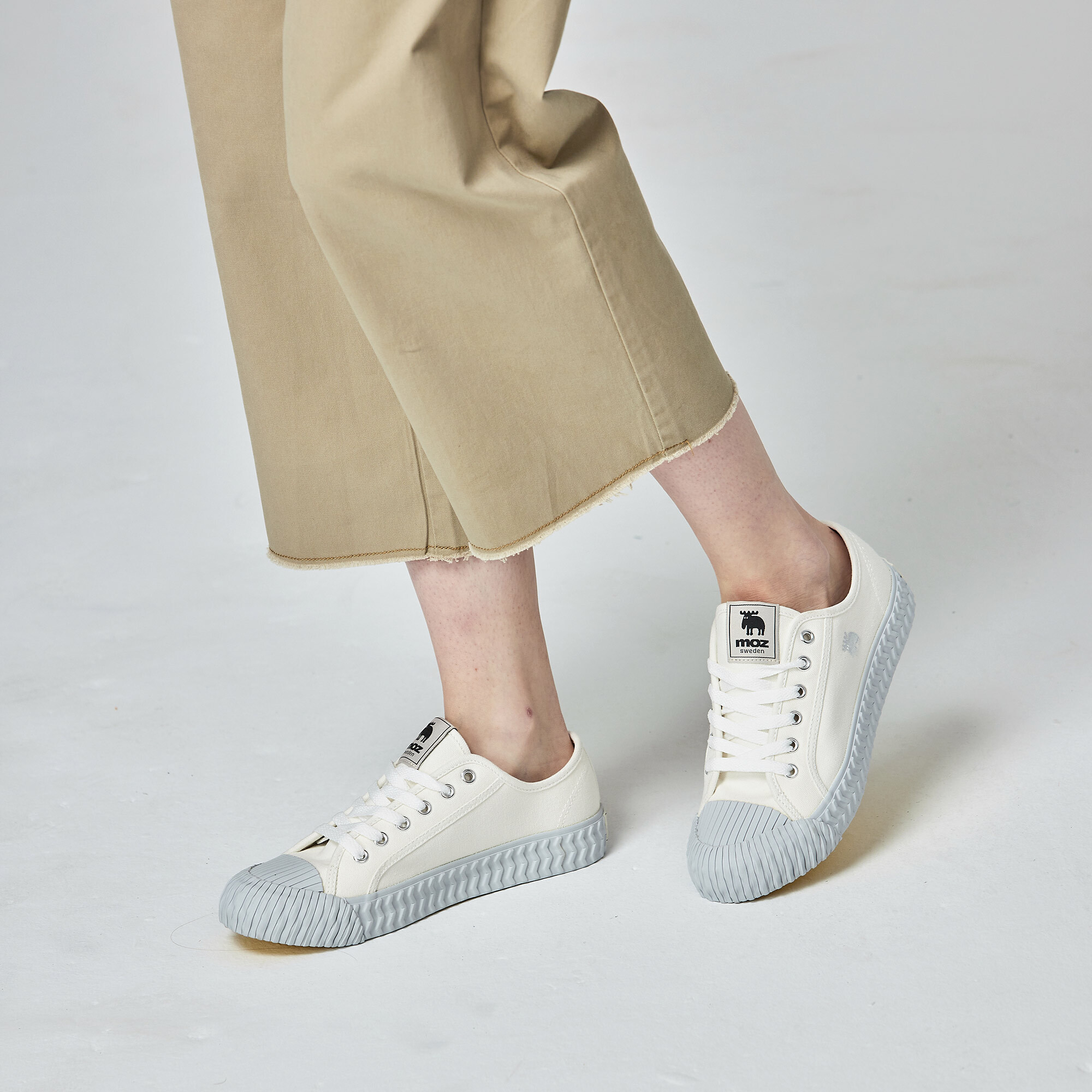 【惜福商品$699】moz瑞典 駝鹿綁帶式併色帆布餅乾鞋(大理石灰)