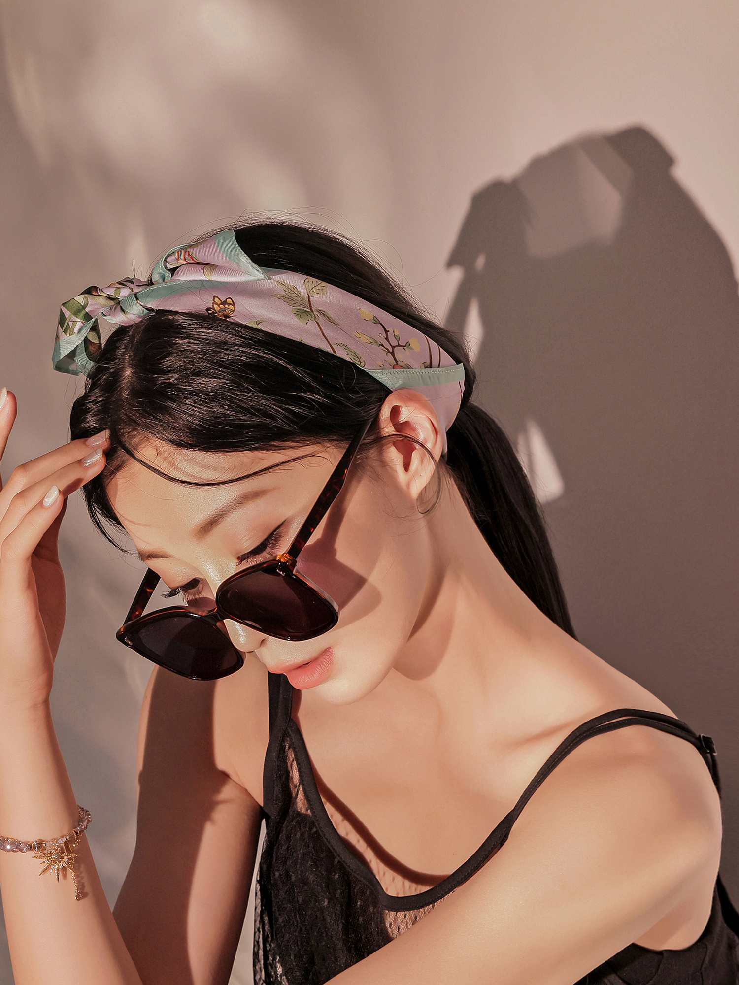 溫室花園。叢林印花花卉領巾(紫)