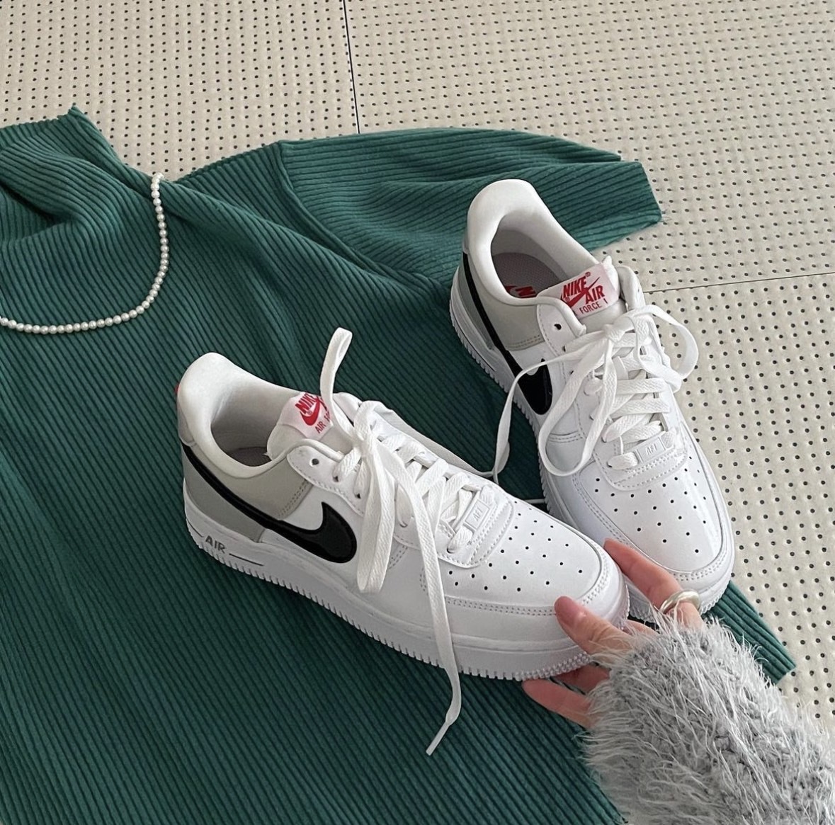 Nike Air Force 1 漆皮黑勾灰屁屁