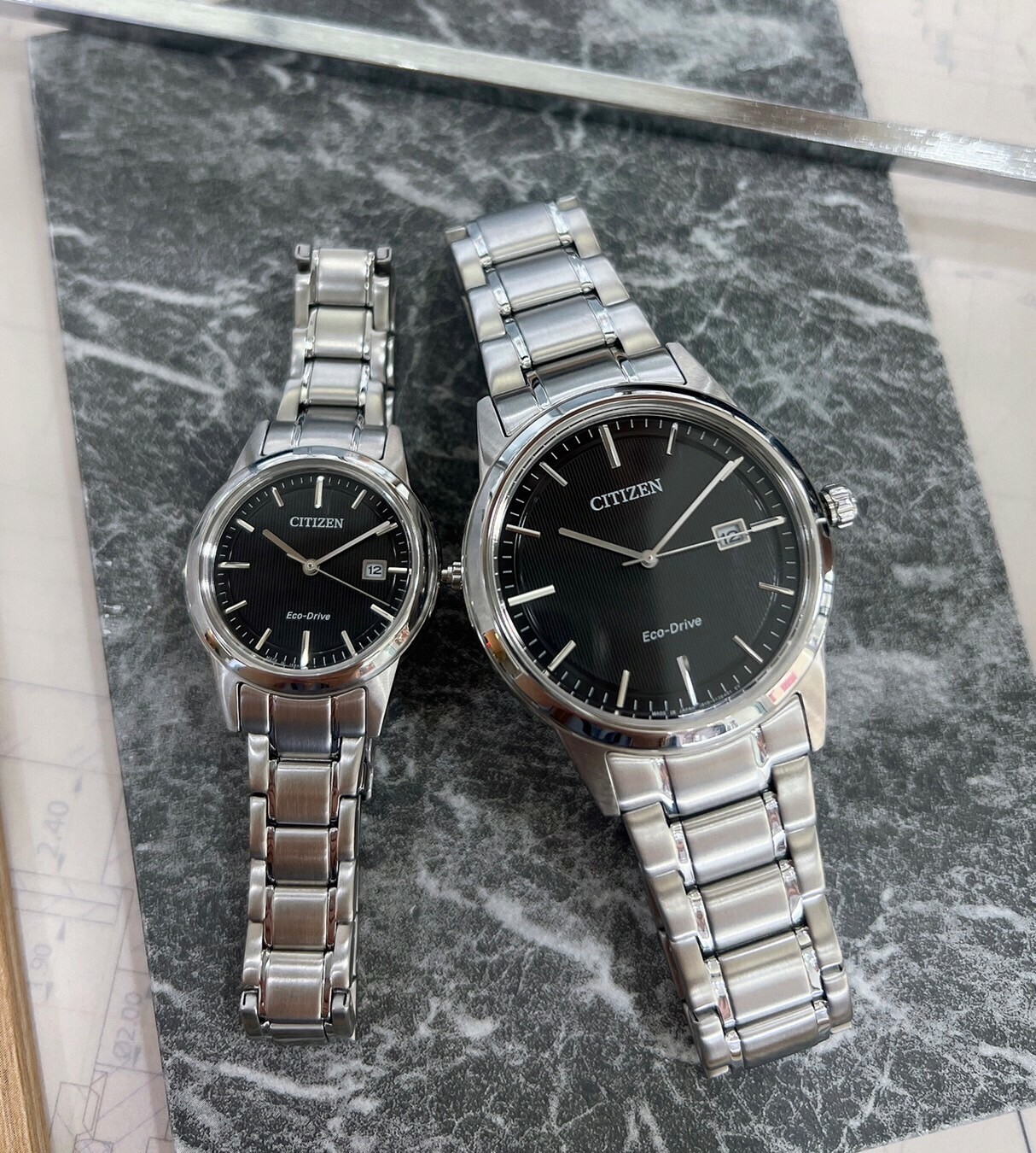 【CITIZEN 星辰】墨黑光動能情人對錶 AW1231-66E (大) / FE1081-67E (小) 現代鐘錶
