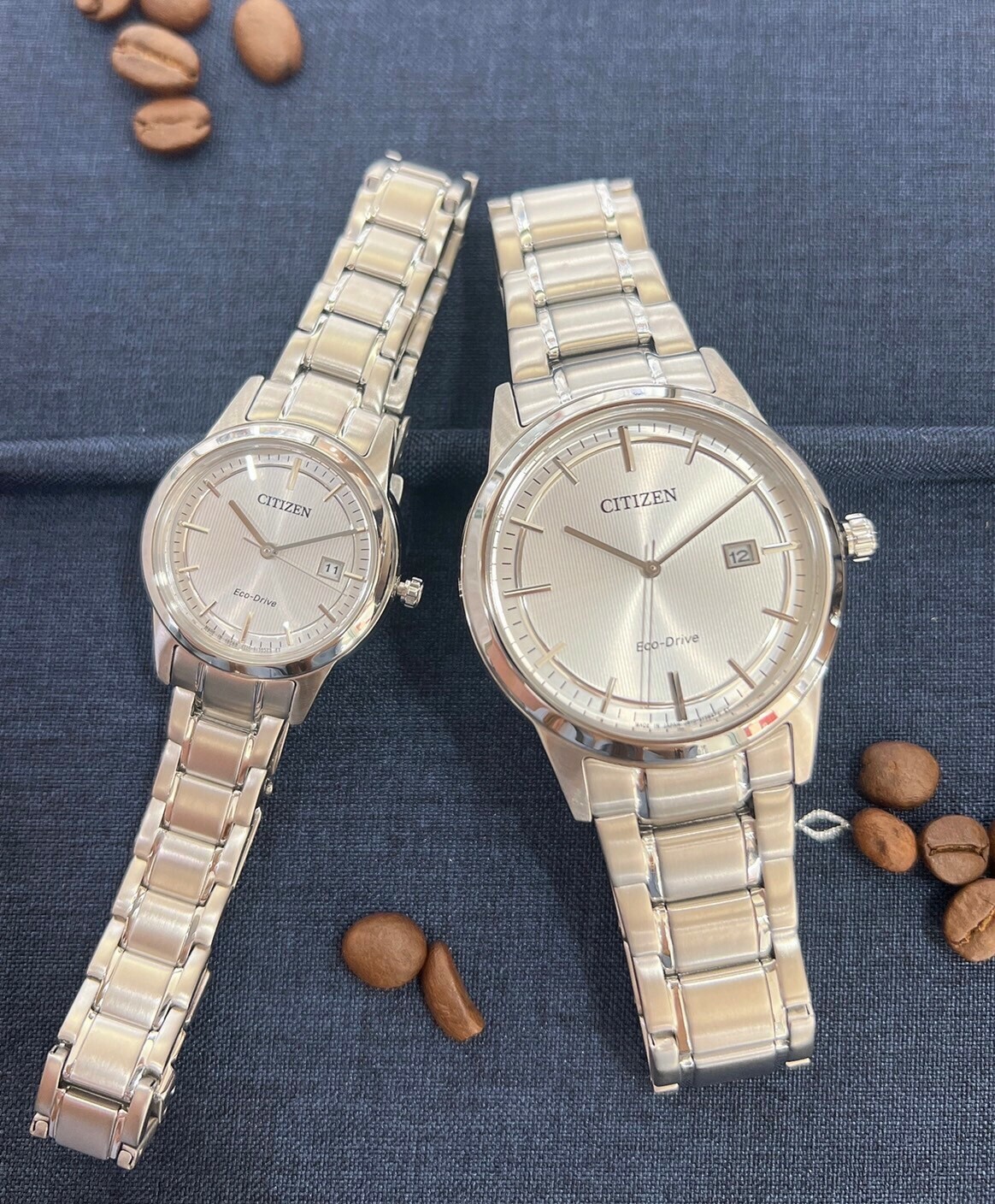 【CITIZEN 星辰】銀白光動能情人對錶 AW1231-66A (大) / FE1081-67A (小) 現代鐘錶