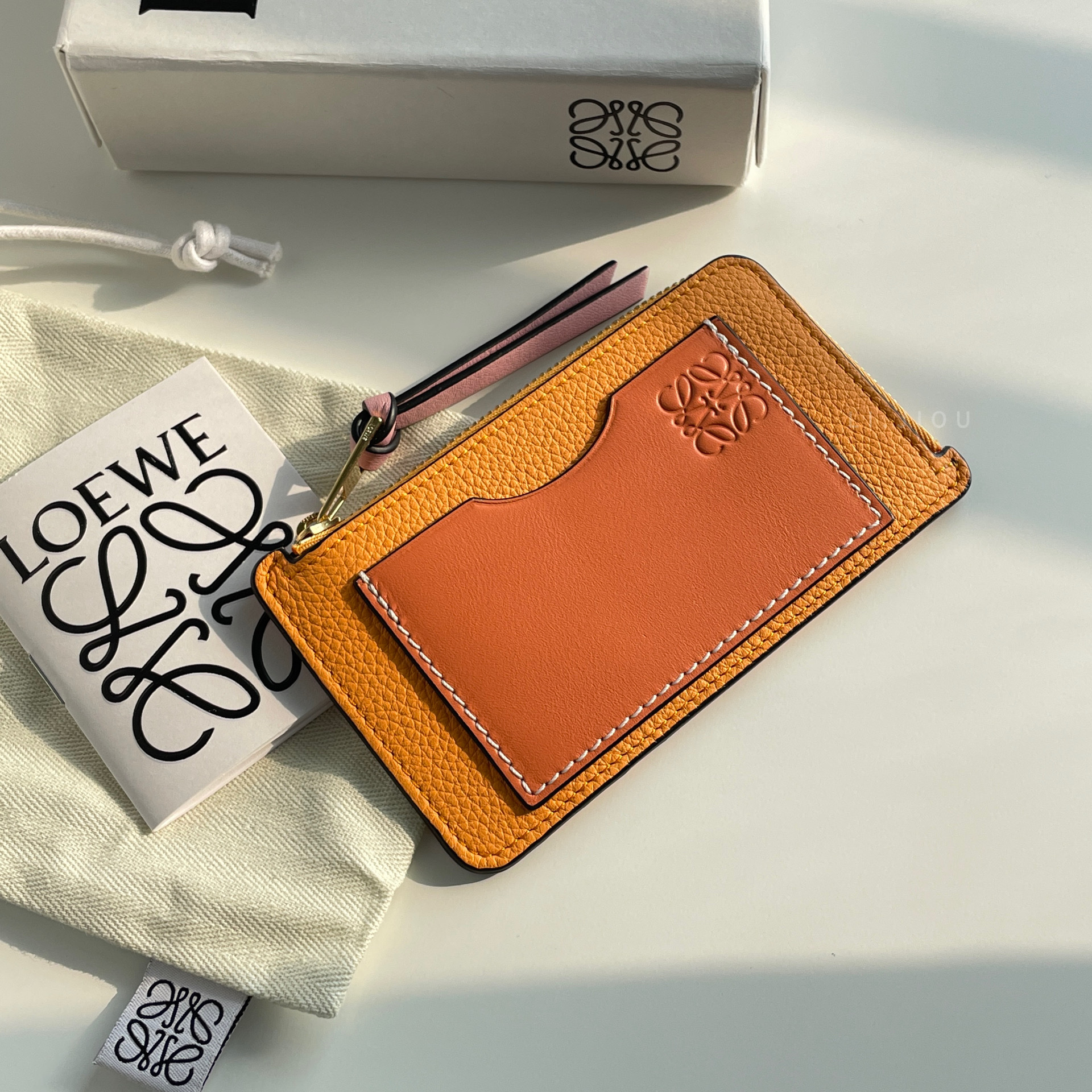 Loewe 柔軟荔枝牛皮零錢包卡夾 橘棕