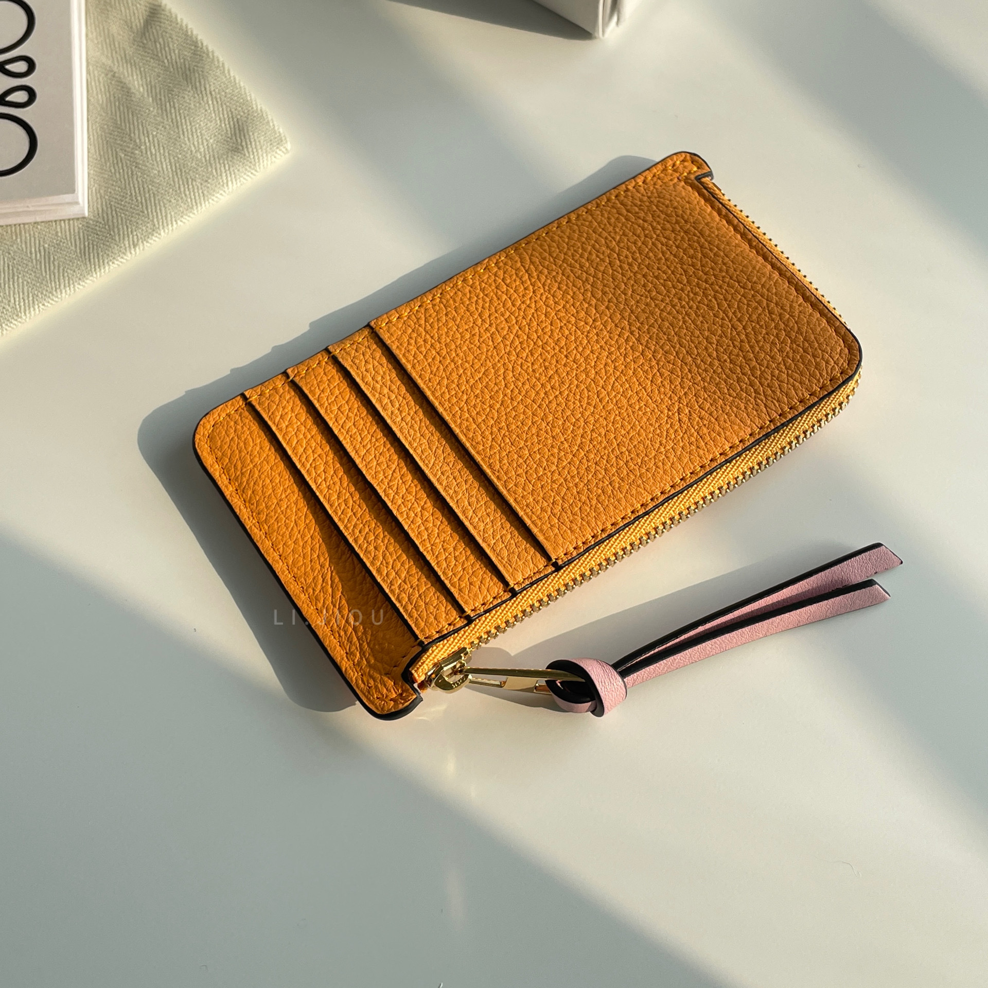 Loewe 柔軟荔枝牛皮零錢包卡夾 橘棕