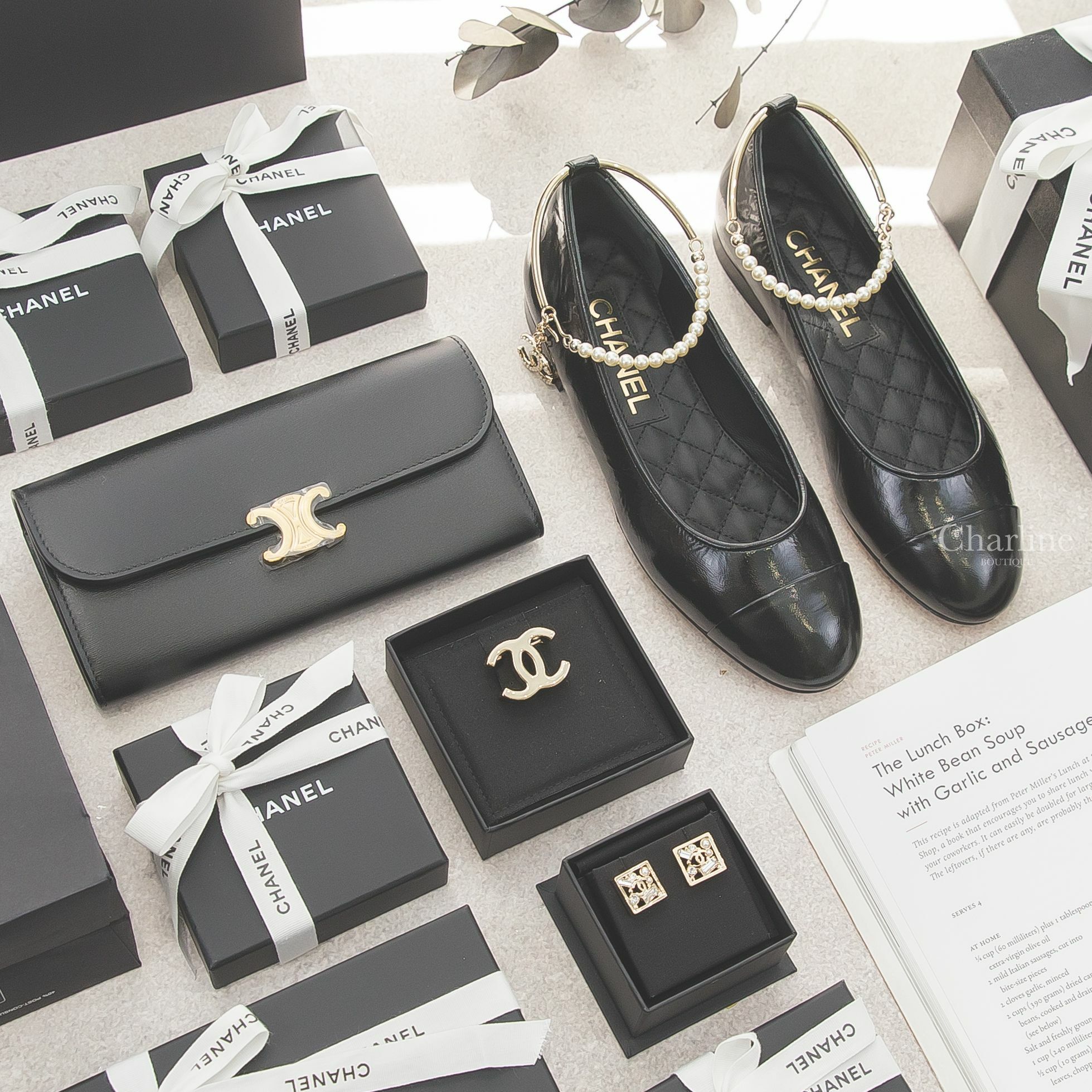 Chanel Brooch 金色平滑CC胸針,Earrings 金色CC水晶珍珠簍空方形耳環,Flats 黑色亮面小羊皮金屬珍珠不對稱垂墜CC/山茶花腳鍊芭蕾平底舞鞋,Celine黑色小牛皮凱旋門金釦長夾-Charline Boutique 精品代購
