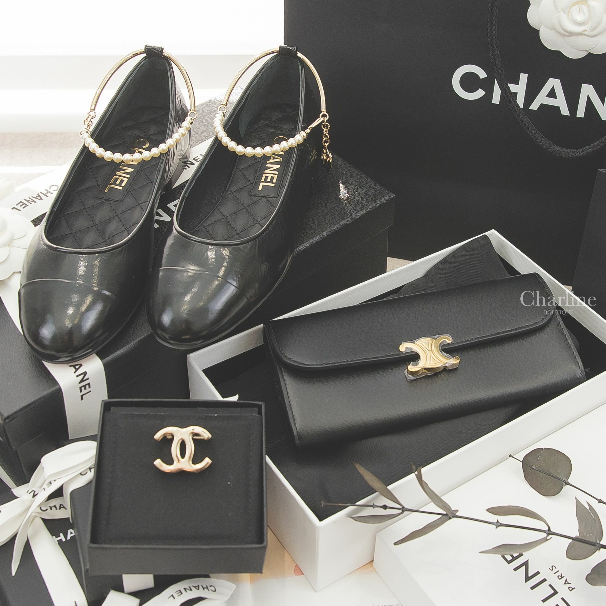 Chanel Brooch 金色平滑CC胸針,Flats 黑色亮面小羊皮金屬珍珠不對稱垂墜CC/山茶花腳鍊芭蕾平底舞鞋,Celine 黑色小牛皮凱旋門金釦長夾-Charline Boutique 精品代購