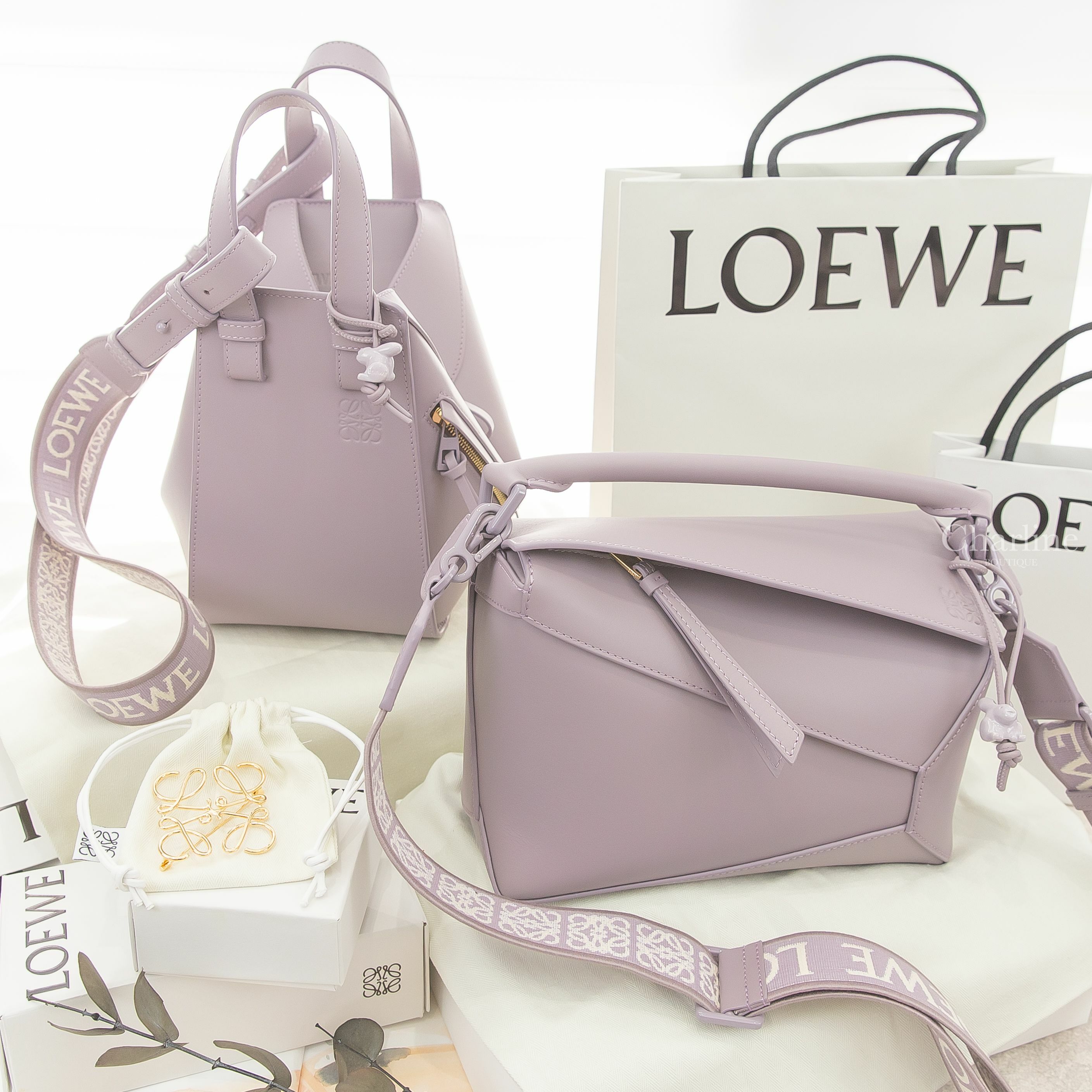 Loewe Small Puzzle 淡紫色小型小牛皮刺繡提花字母寬背帶手提肩背包,Hammock 淡紫色小牛皮刺繡提花字母寬背帶陶瓷兔子手提肩背包,金色 Logo 金屬胸針-Charline Boutique 精品代購