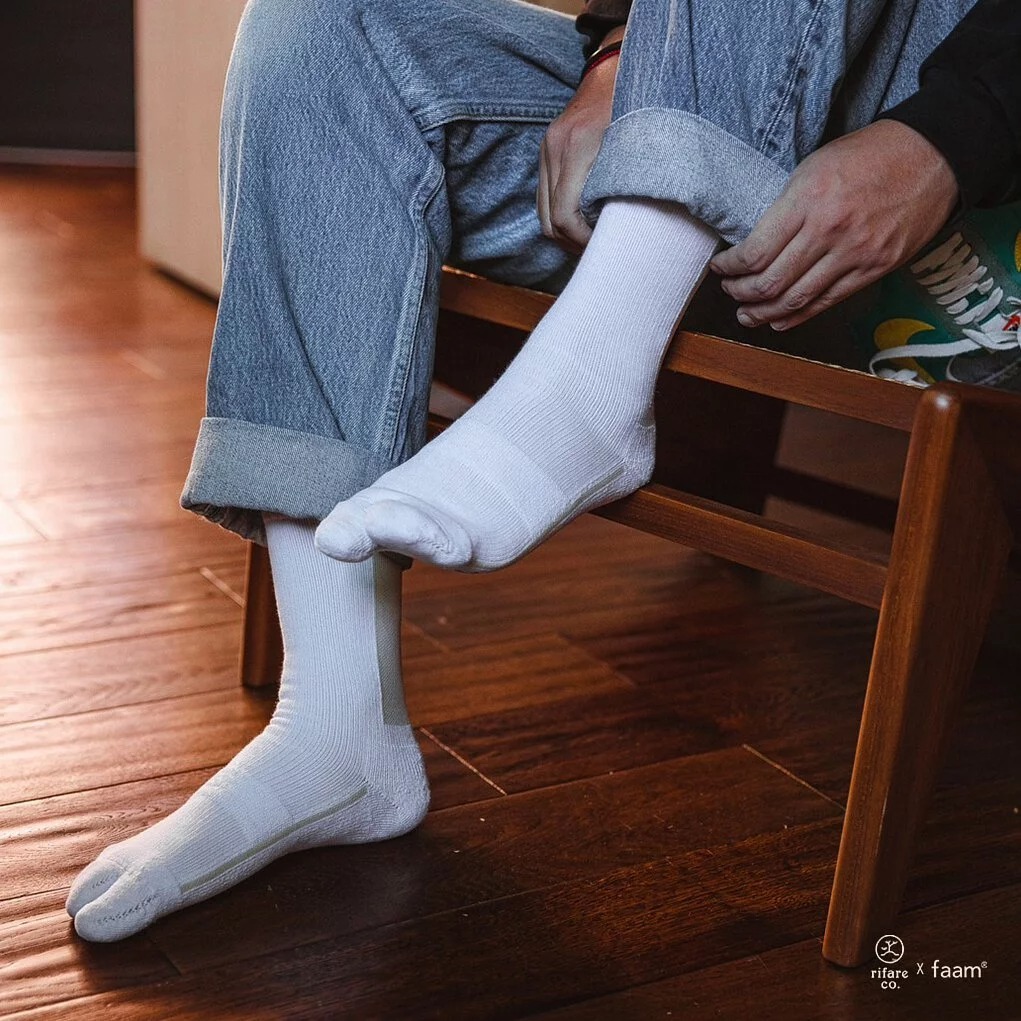 faam Rifare_co Logo TABI Crew socks 白鍊/淺杏 - 分趾高筒襪