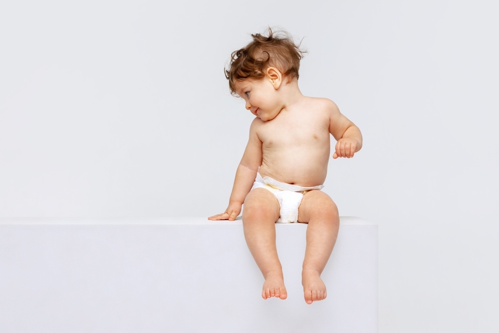 The age at which the baby needs to stop using diapers depends on the maturity of the baby's development. A diaper-free toilet can help with the adaptation.