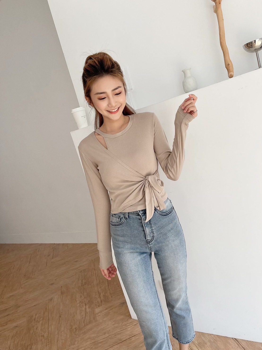 🔥12.07直播新品］💥最有特色的t］🇰🇷正韓超美單露右鎖骨超彈透氣棉假兩件側綁帶上衣（質感奶茶/兩色）