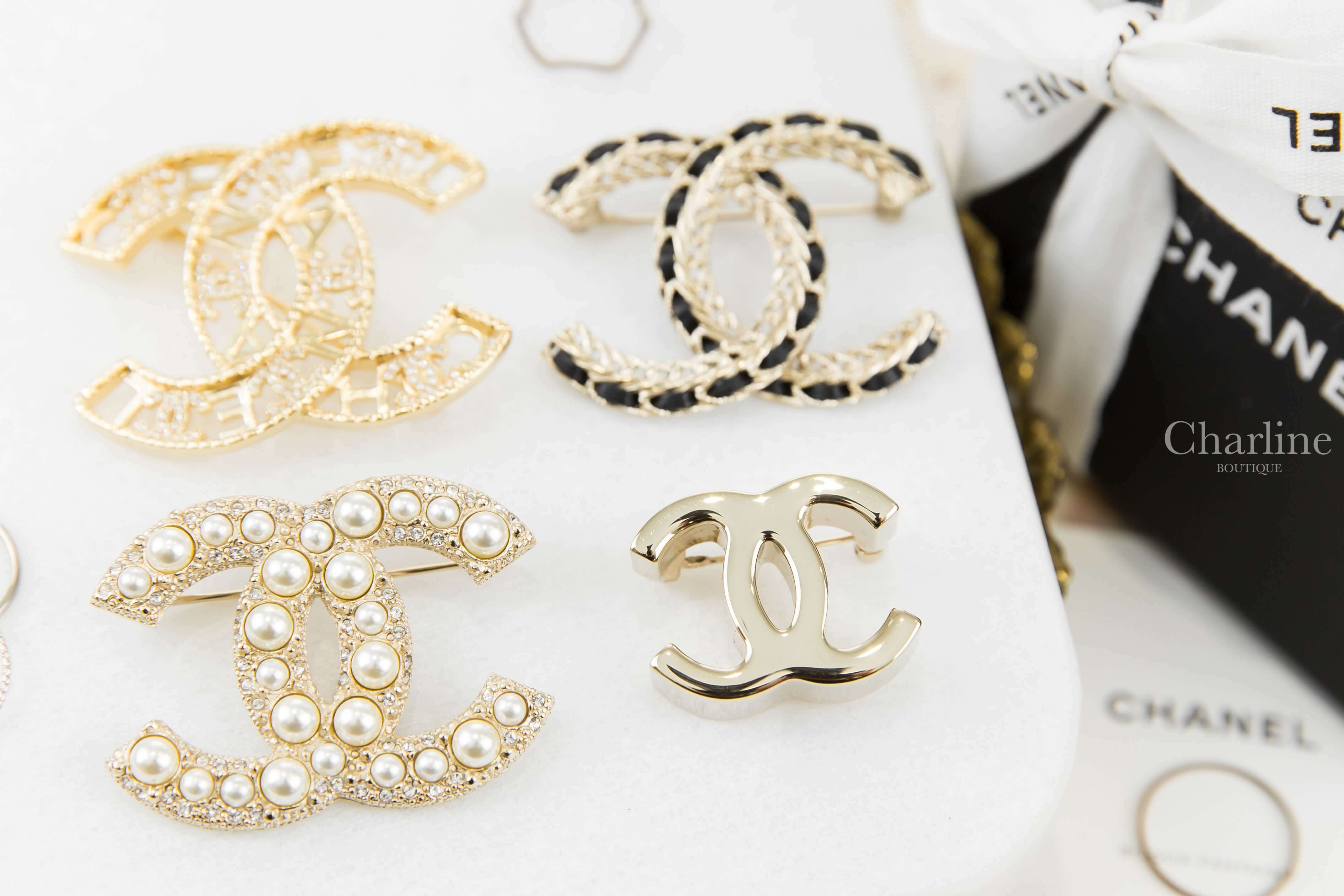 Chanel Brooch 金色平滑CC胸針,Chanel Brooch 金色大小珍珠水鑽CC胸針,Chanel Brooch 黑色大型皮穿鍊金色編織CC胸針,Brooch 金色簍空字母水鑽CC胸針-Charline Boutique 精品代購