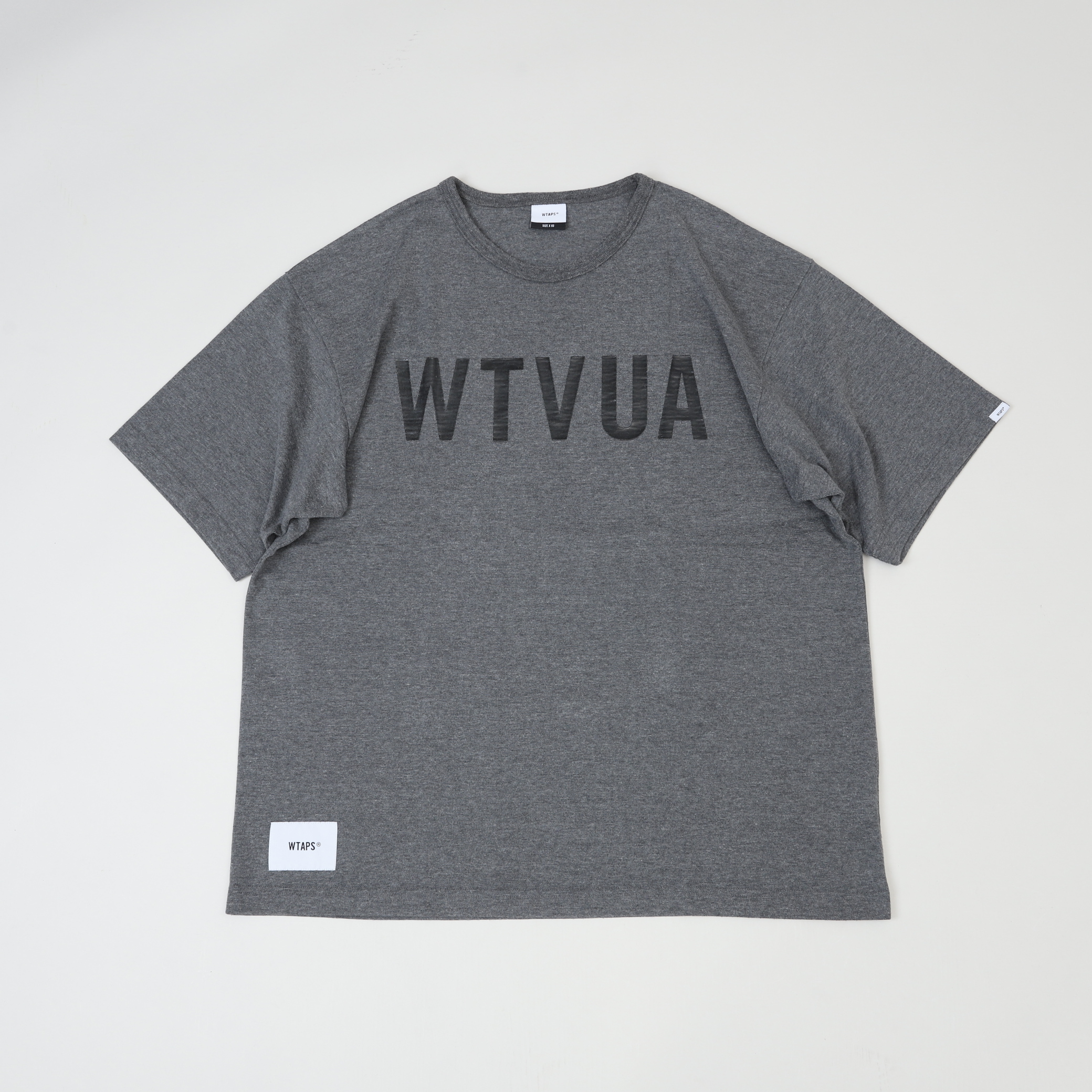 二手03號】WTAPS DESIGN WTVUA TEE GREY 18SS 深麻灰膠印字體LOGO 短 二手03號】WTAPS DESIGN WTVUA TEE GREY 18SS 深麻灰膠印字體LOGO 短