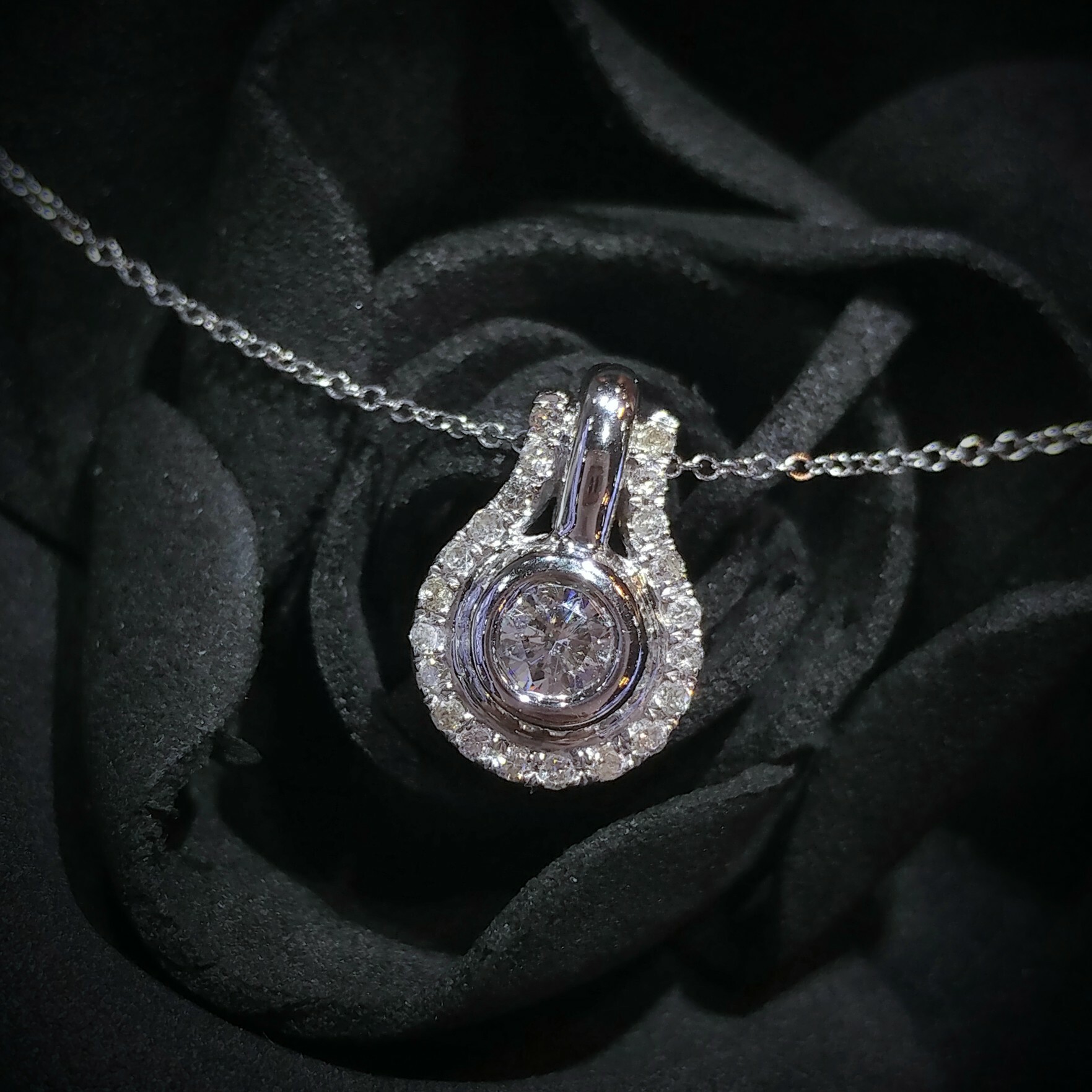 全新18K白金【單粒25份鑽石】配小鑽共35份鑽石吊墜