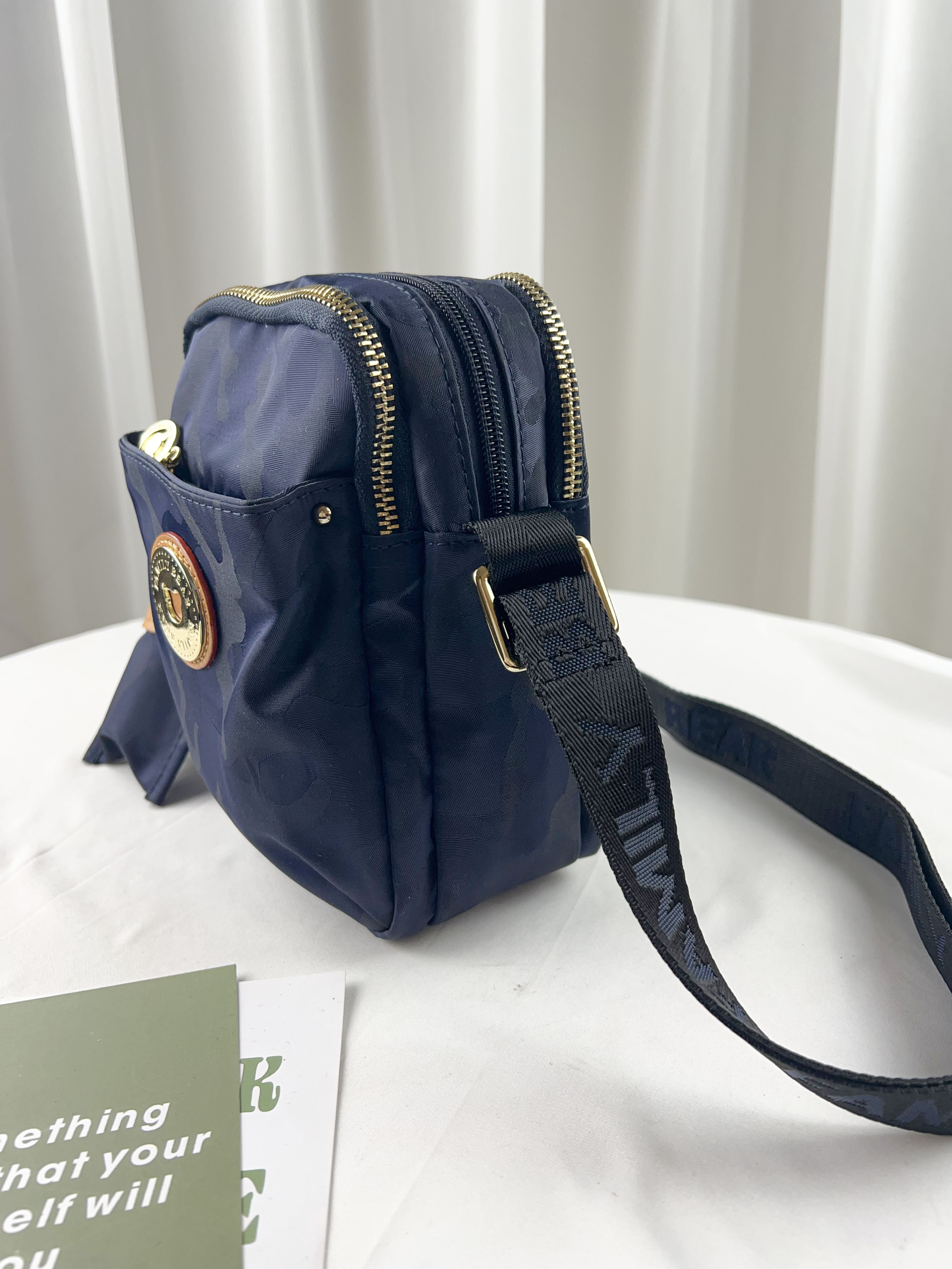 FamilyBear 藍迷彩拼色防潑水防潑水側背包 附酒精保護套+酒精瓶 #2499